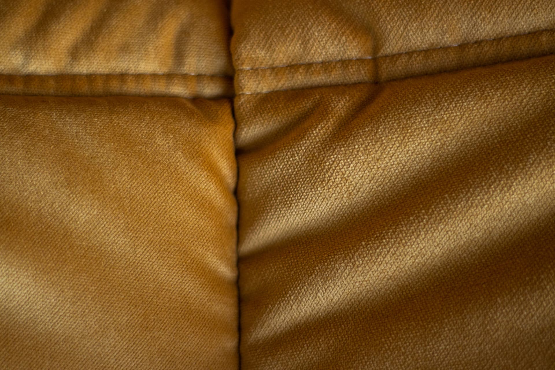 Fotel wypoczynkowy Togo z podnóżkiem, velvet złoty - 166661