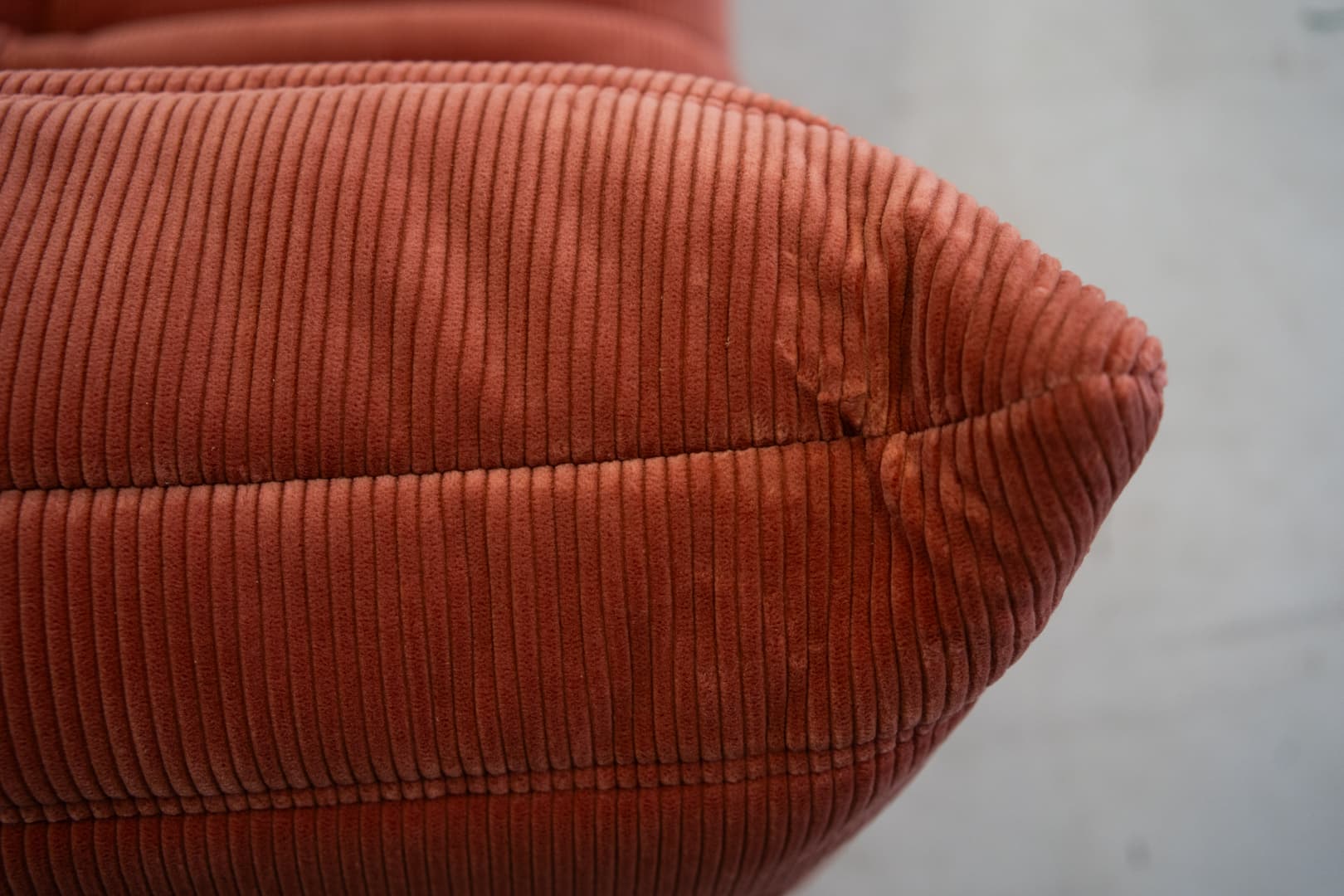 Sofa Togo dwuosobowa, cord coral - 166508