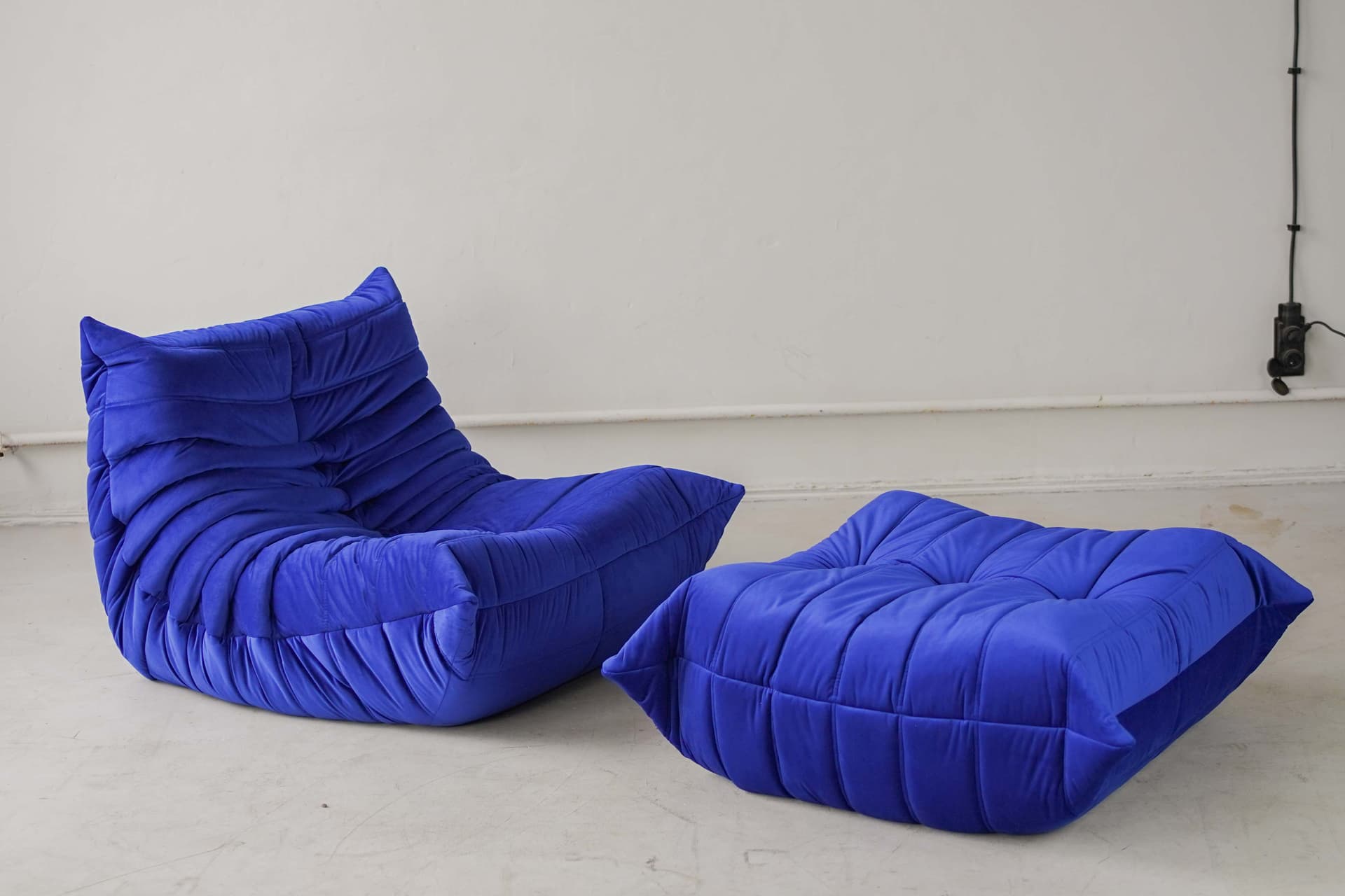 Fotel wypoczynkowy Togo z podnóżkiem, velvet kobalt - 166571