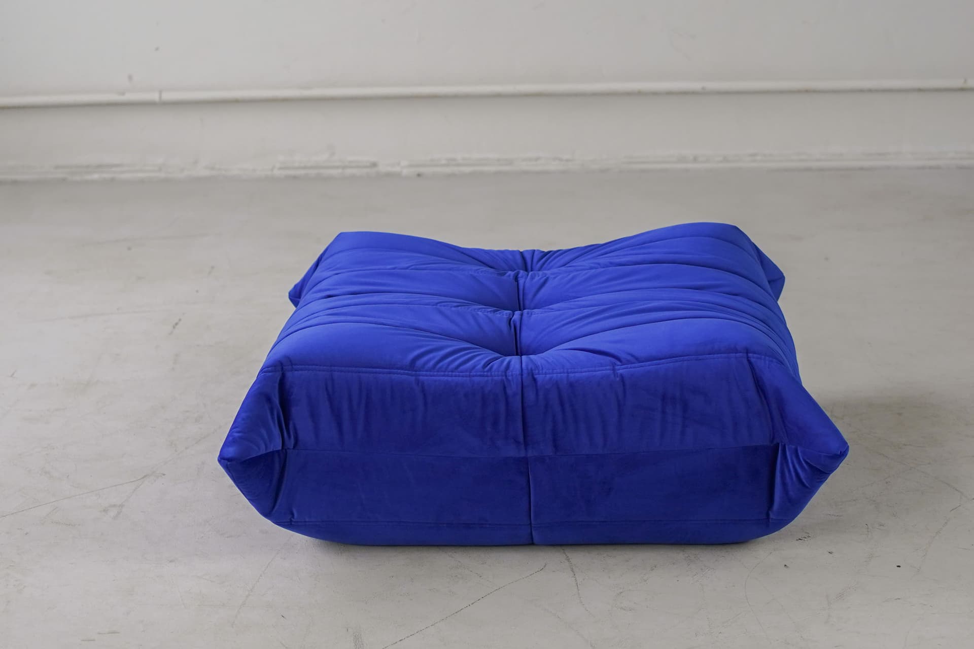 Fotel wypoczynkowy Togo z podnóżkiem, velvet kobalt - 166576