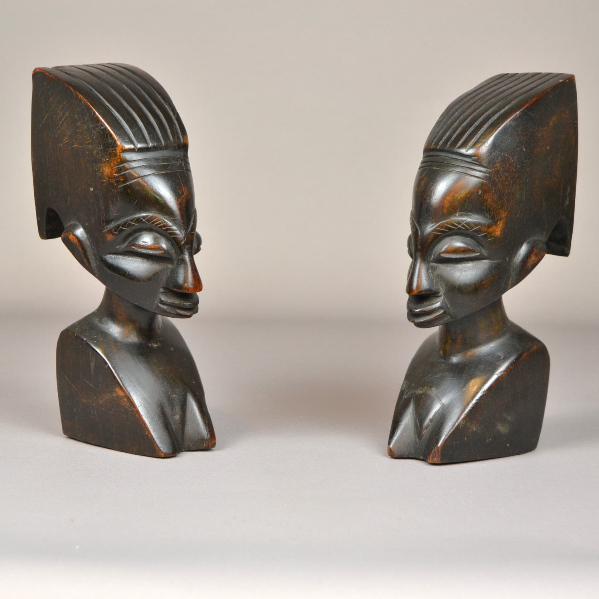 Para podpórek do książek Afrykanki, drewno brąz ciemny, Belgia, lata 80. - 56017