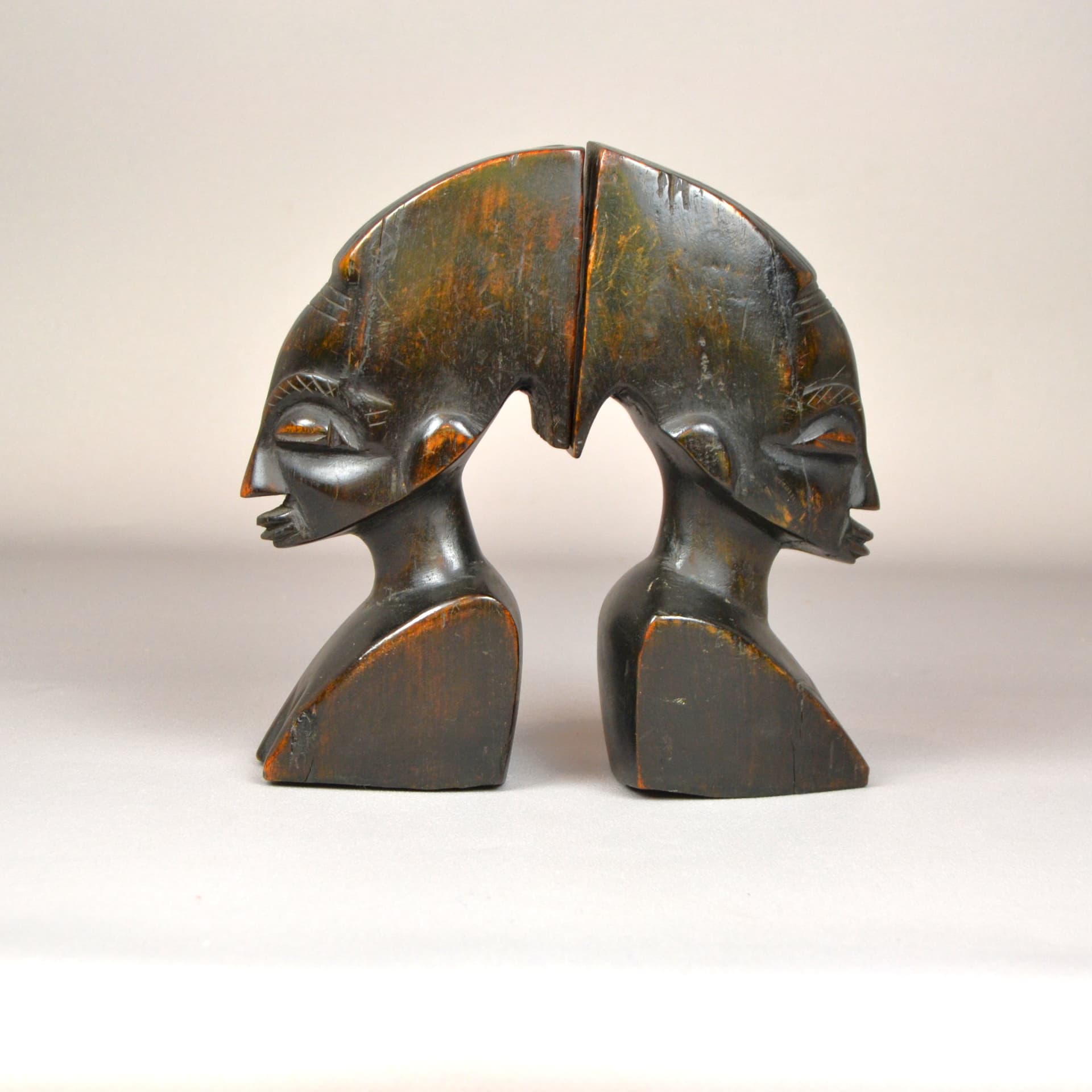 Para podpórek do książek Afrykanki, drewno brąz ciemny, Belgia, lata 80. - 56018