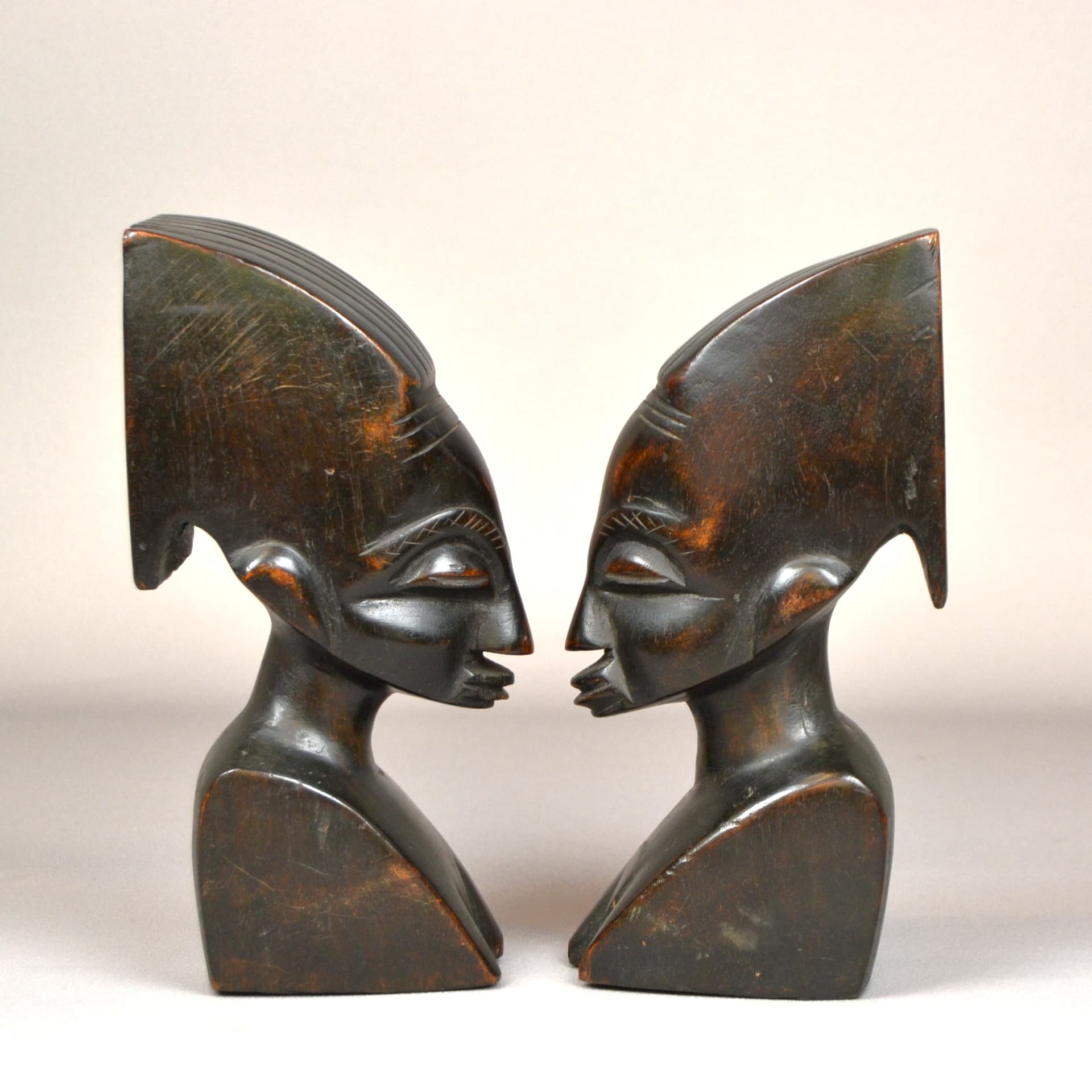 Para podpórek do książek Afrykanki, drewno brąz ciemny, Belgia, lata 80. - 56022