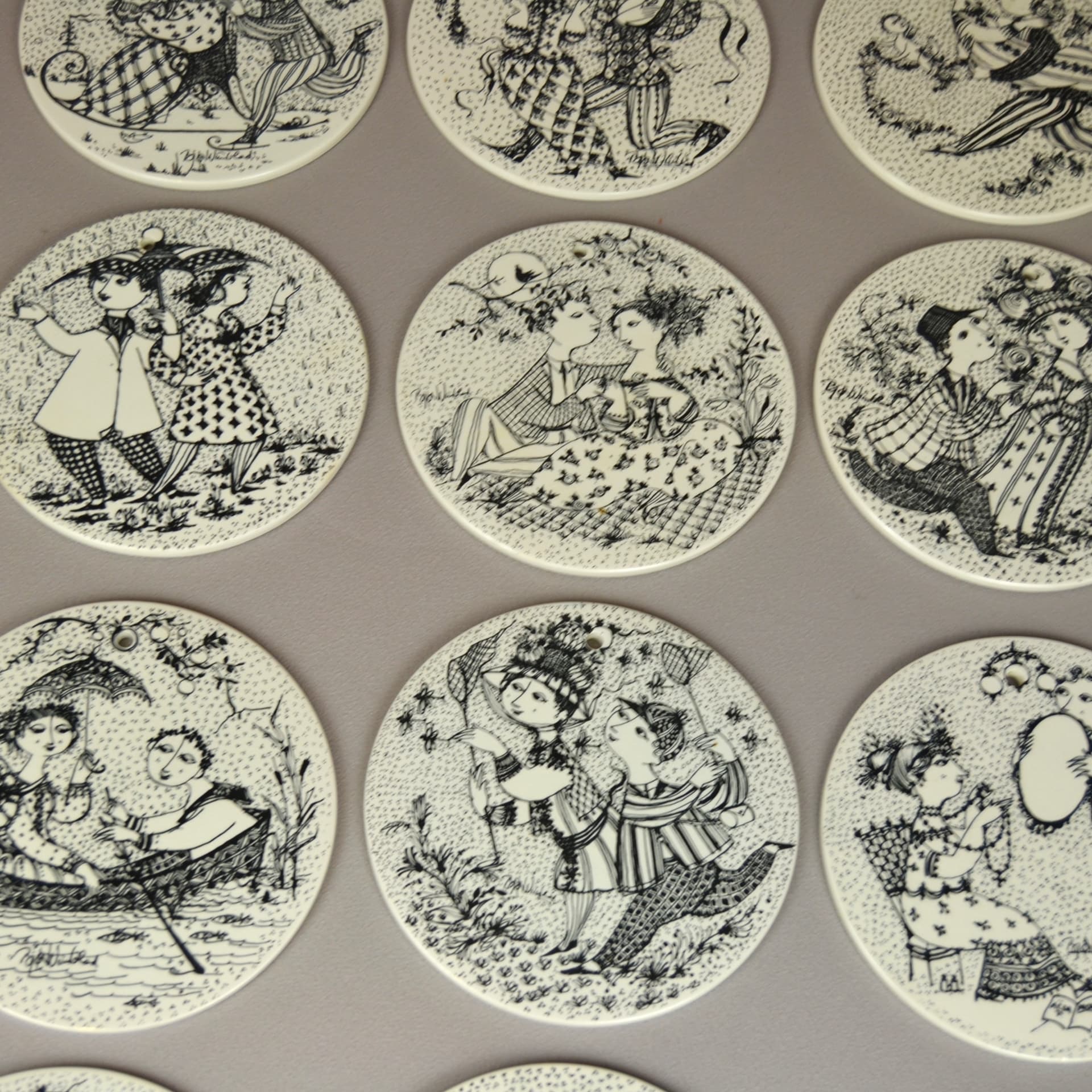 Komplet plakiet ceramicznych, biały, ceramika, proj. B. Wiinblad, Nymolle, Norwegia, lata 70. - 79113