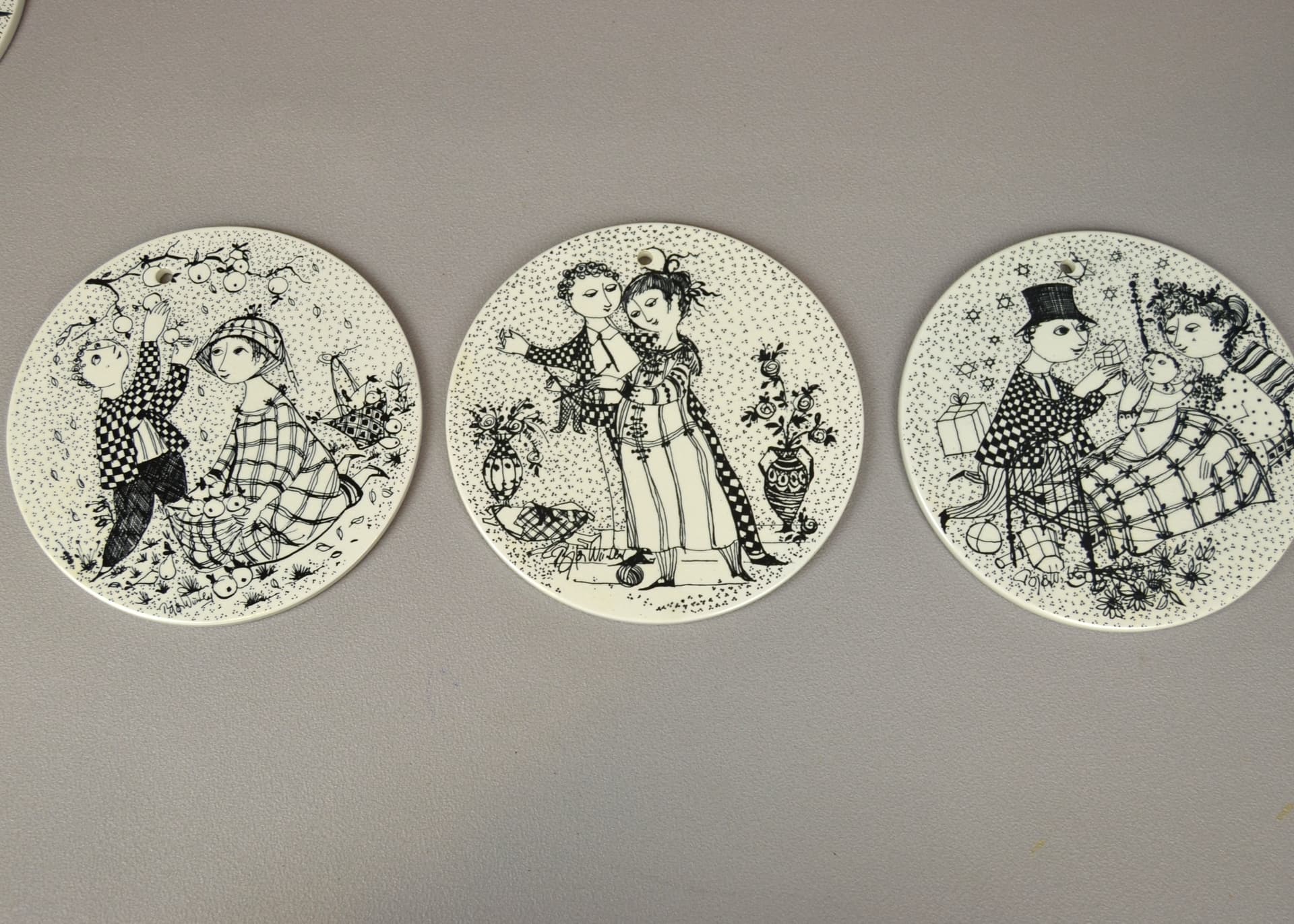 Komplet plakiet ceramicznych, biały, ceramika, proj. B. Wiinblad, Nymolle, Norwegia, lata 70. - 79115