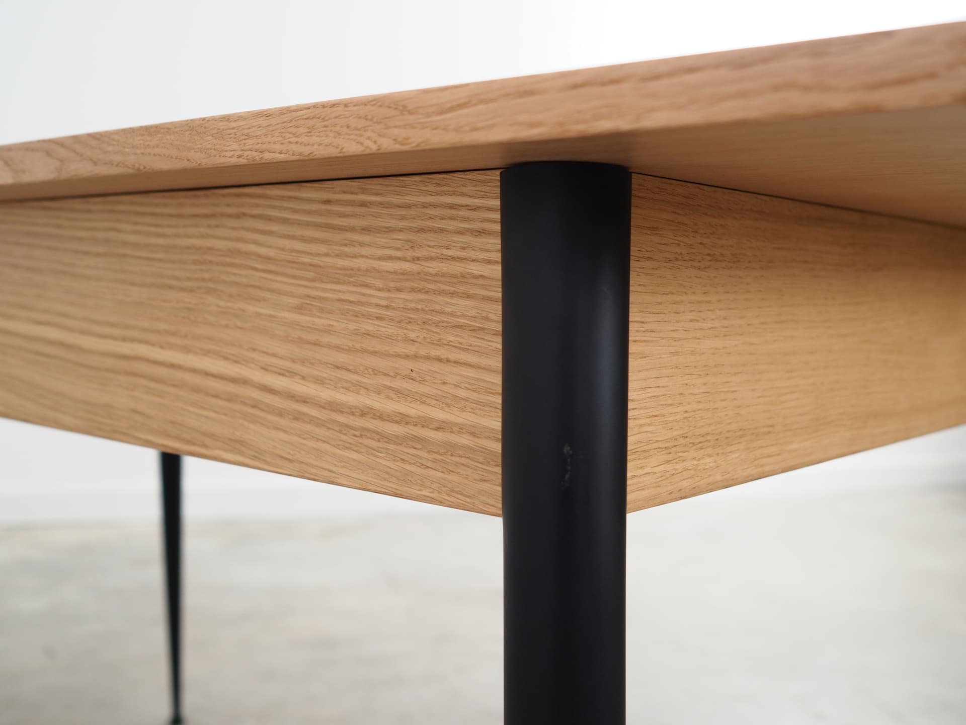 Stół prostokątny, dąb jasnobrązowy, metal czarny, Włochy, lata 80. - 59147