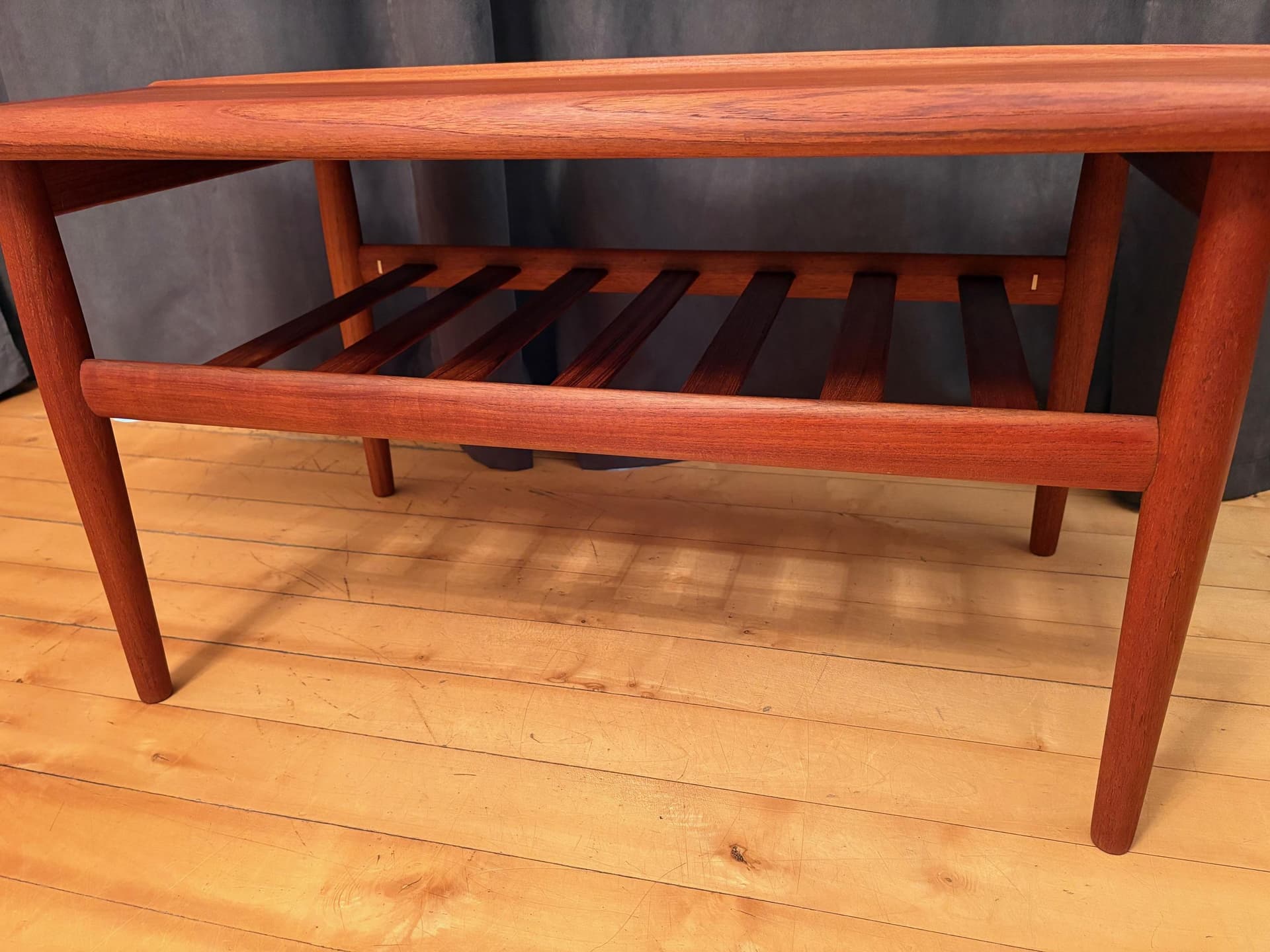 Coffee table, brown teak, by G. Jalk, Glostrup Møbelfabrik, Denmark, 1960s. - 79680
