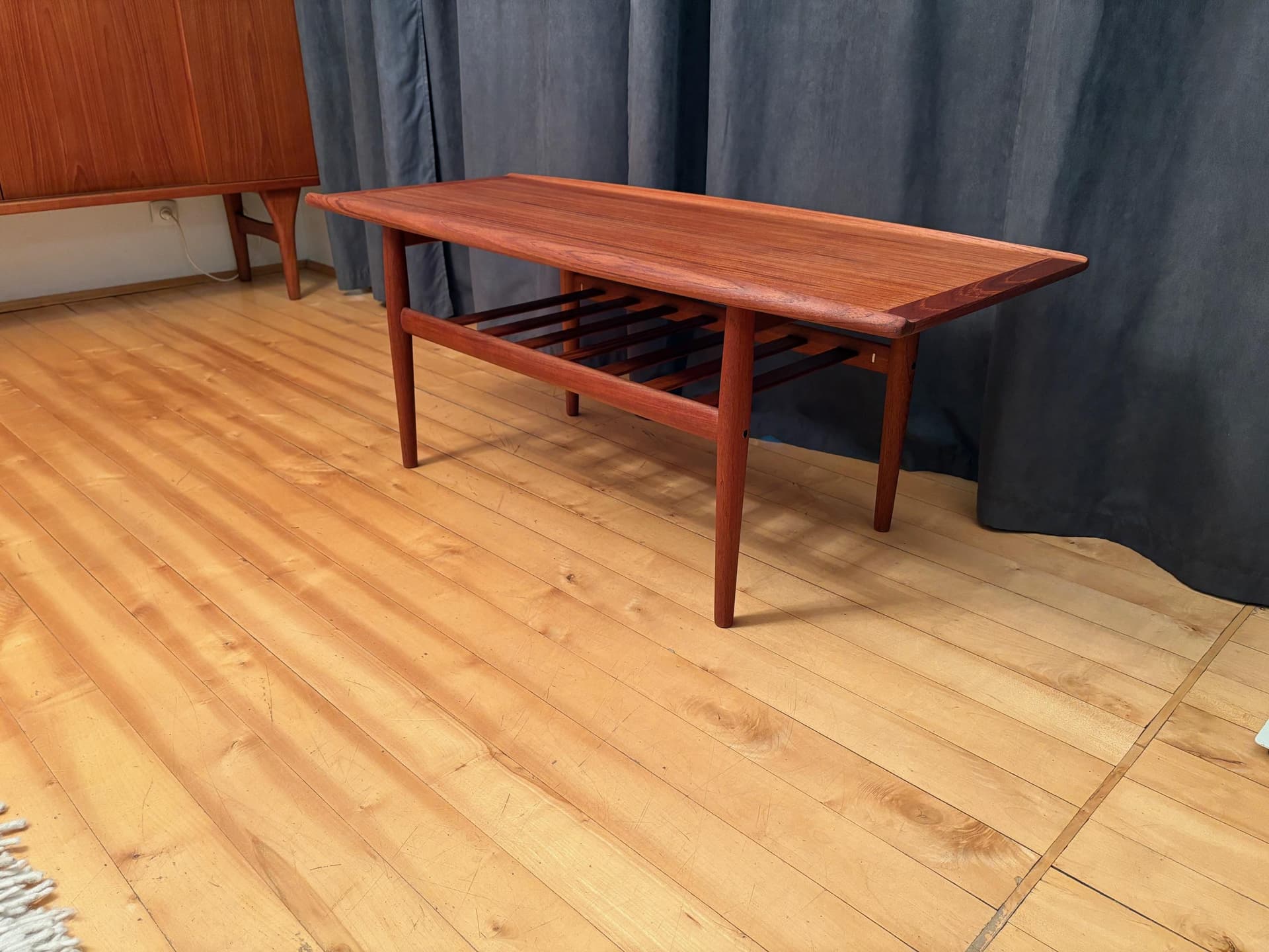Coffee table, brown teak, by G. Jalk, Glostrup Møbelfabrik, Denmark, 1960s. - 79671