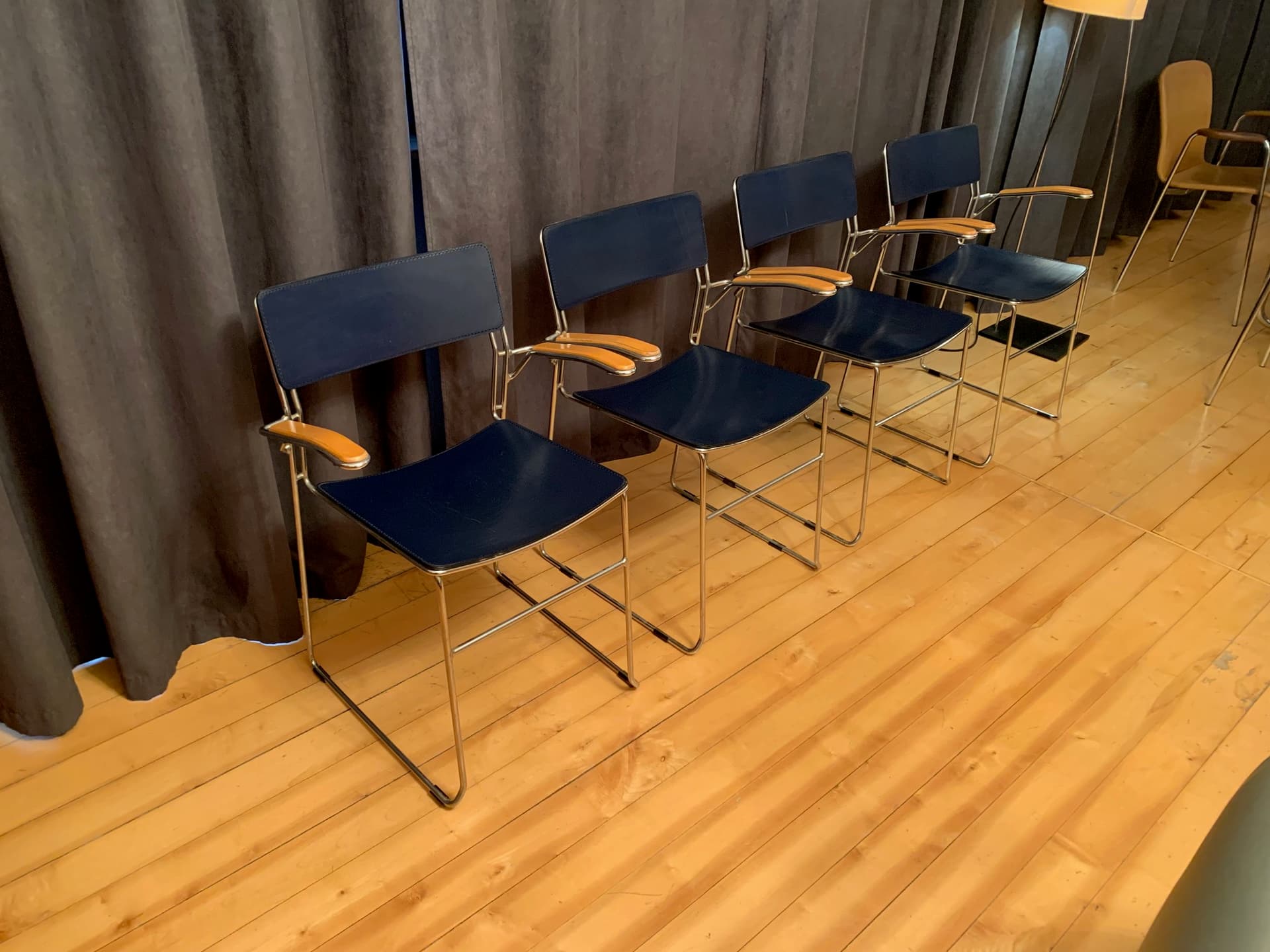 Zestaw czterech krzeseł Sultana, skóra naturalna granatowa, buk, stal chromowana, Arrben, Włochy, lata 70. - 59250