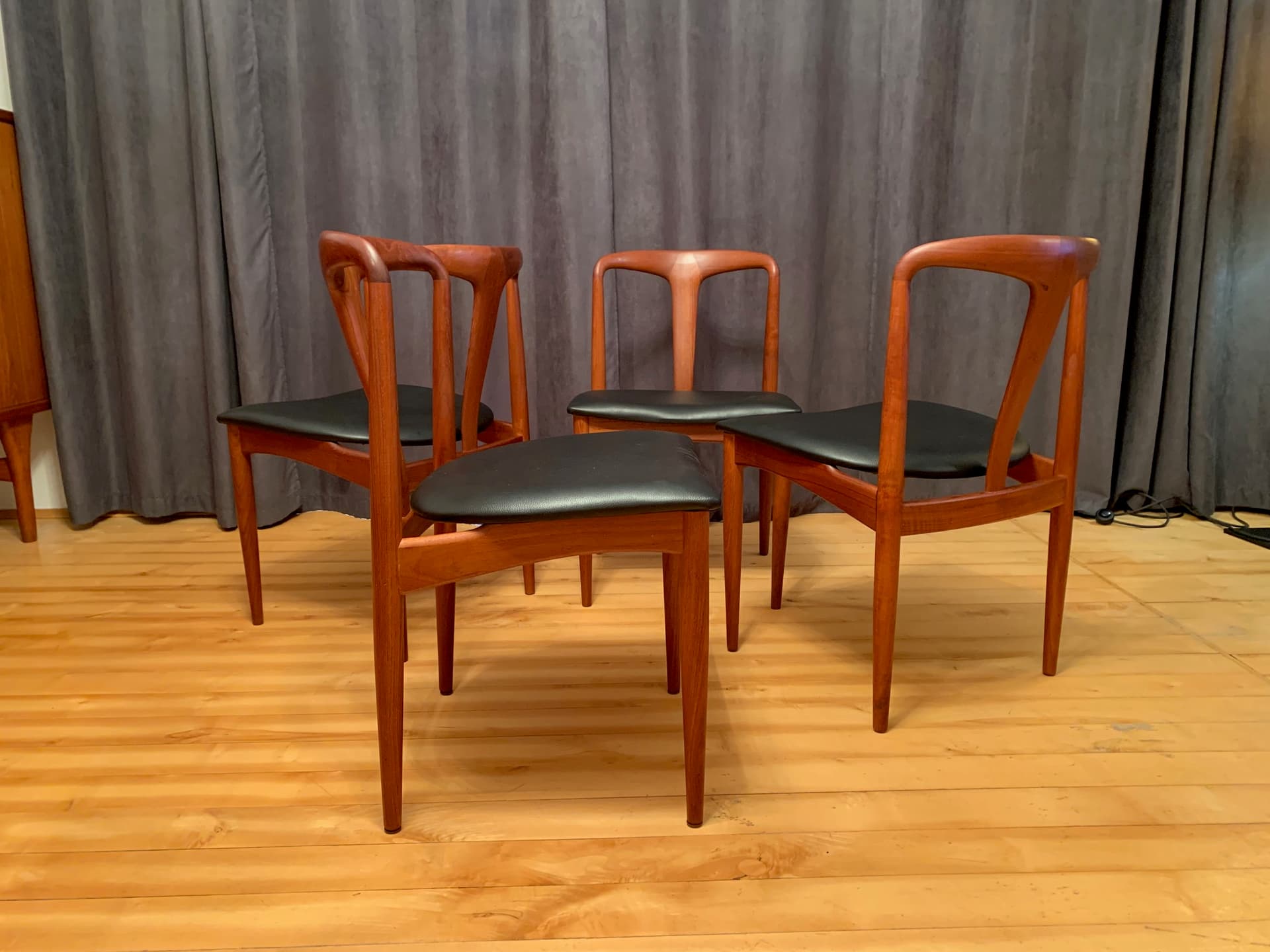 Zestaw czterech krzeseł Juliane, drewno tekowe, proj. J. Andersen, Uldum Møbelfabrik, Dania, lata 60. - 59299