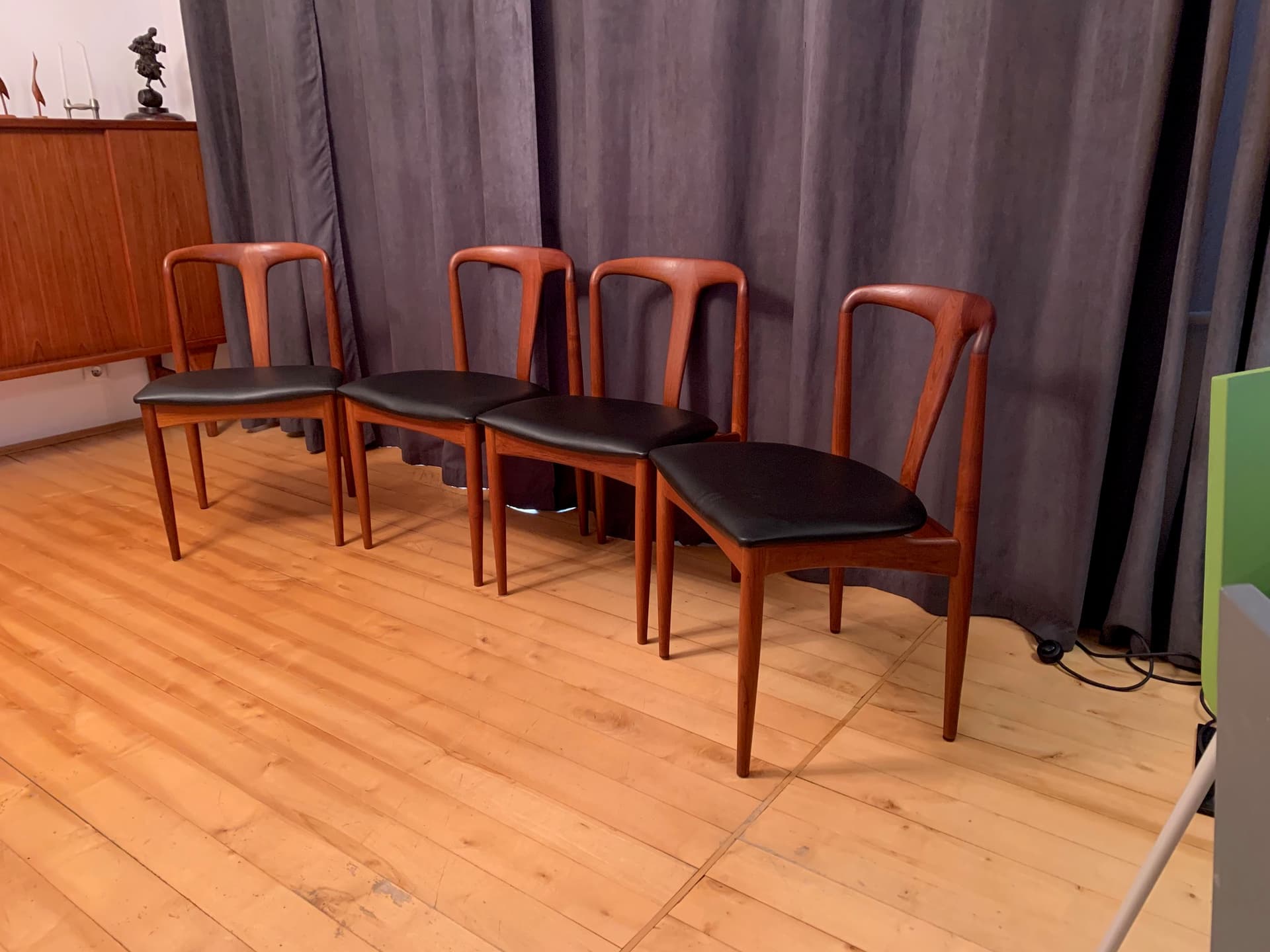 Zestaw czterech krzeseł Juliane, drewno tekowe, proj. J. Andersen, Uldum Møbelfabrik, Dania, lata 60. - 59305