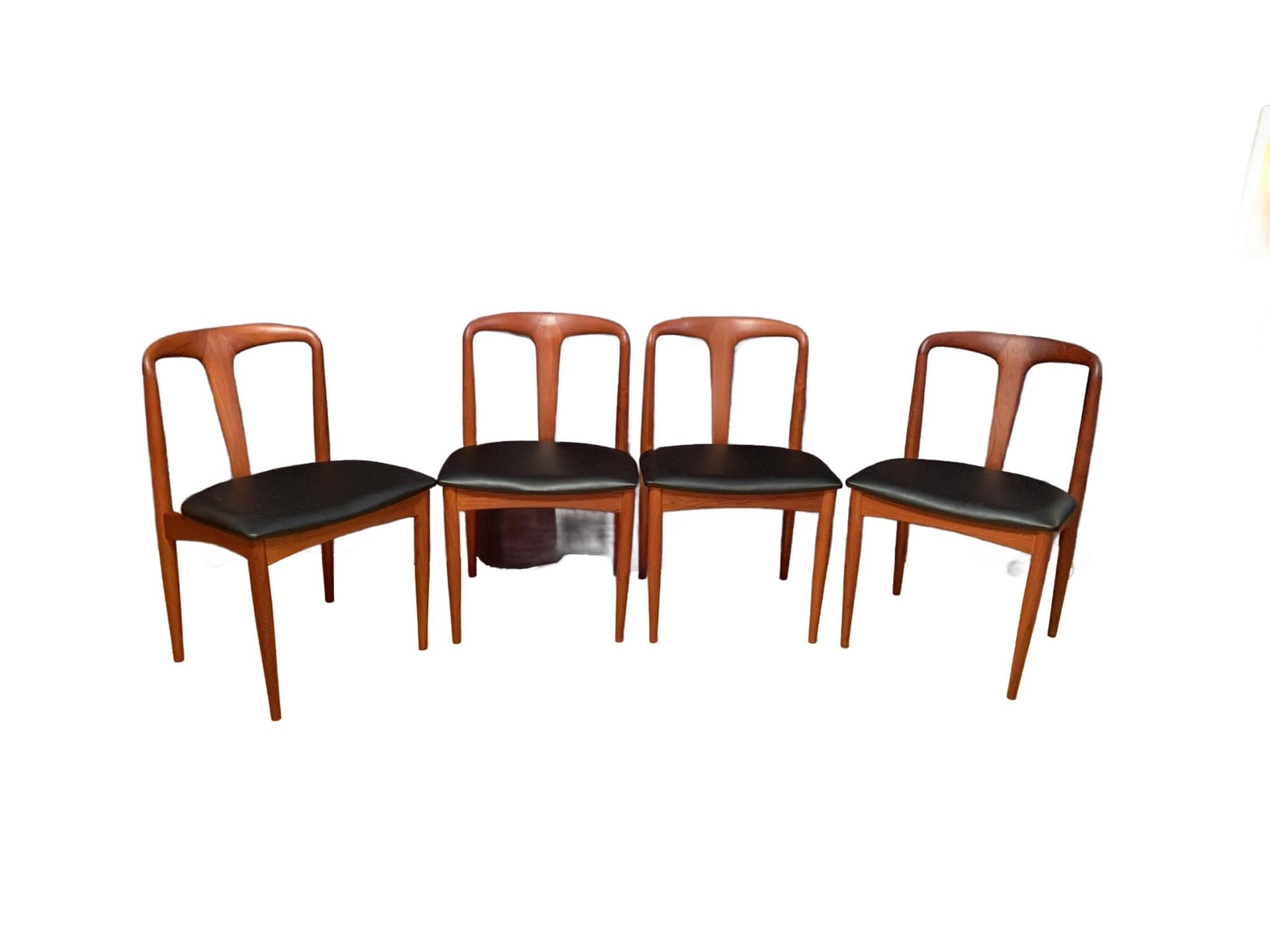 Zestaw czterech krzeseł Juliane, drewno tekowe, proj. J. Andersen, Uldum Møbelfabrik, Dania, lata 60.