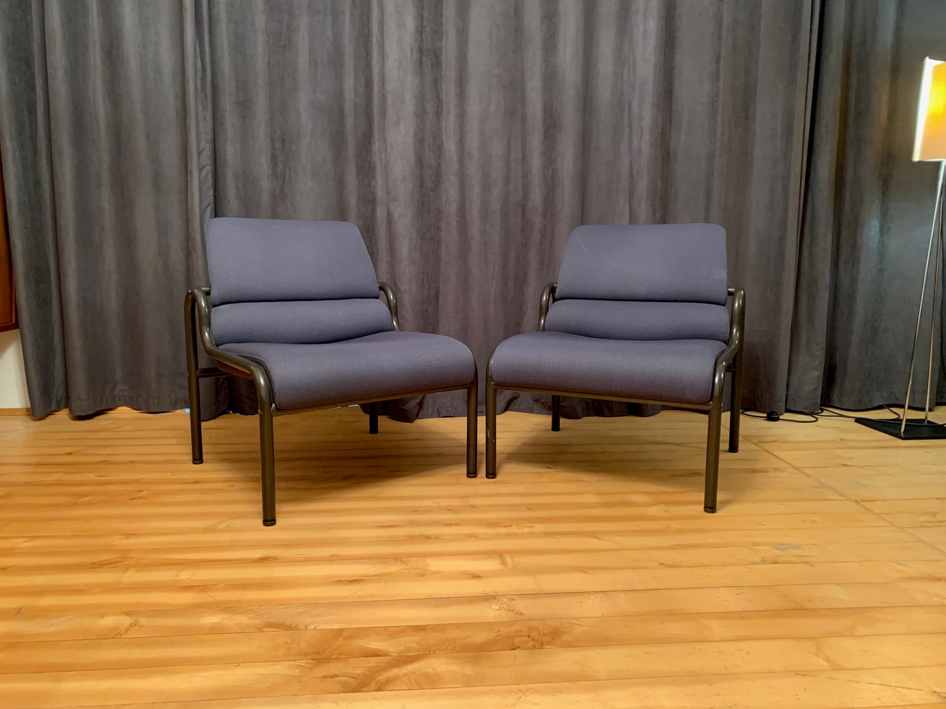 Zestaw wypoczynkowy G30, sofa, 2 fotele i stolik kawowy, welur fioletowy, metal ciemnobrązowy, proj. M. Stoll, Niemcy, lata 80. - 59312