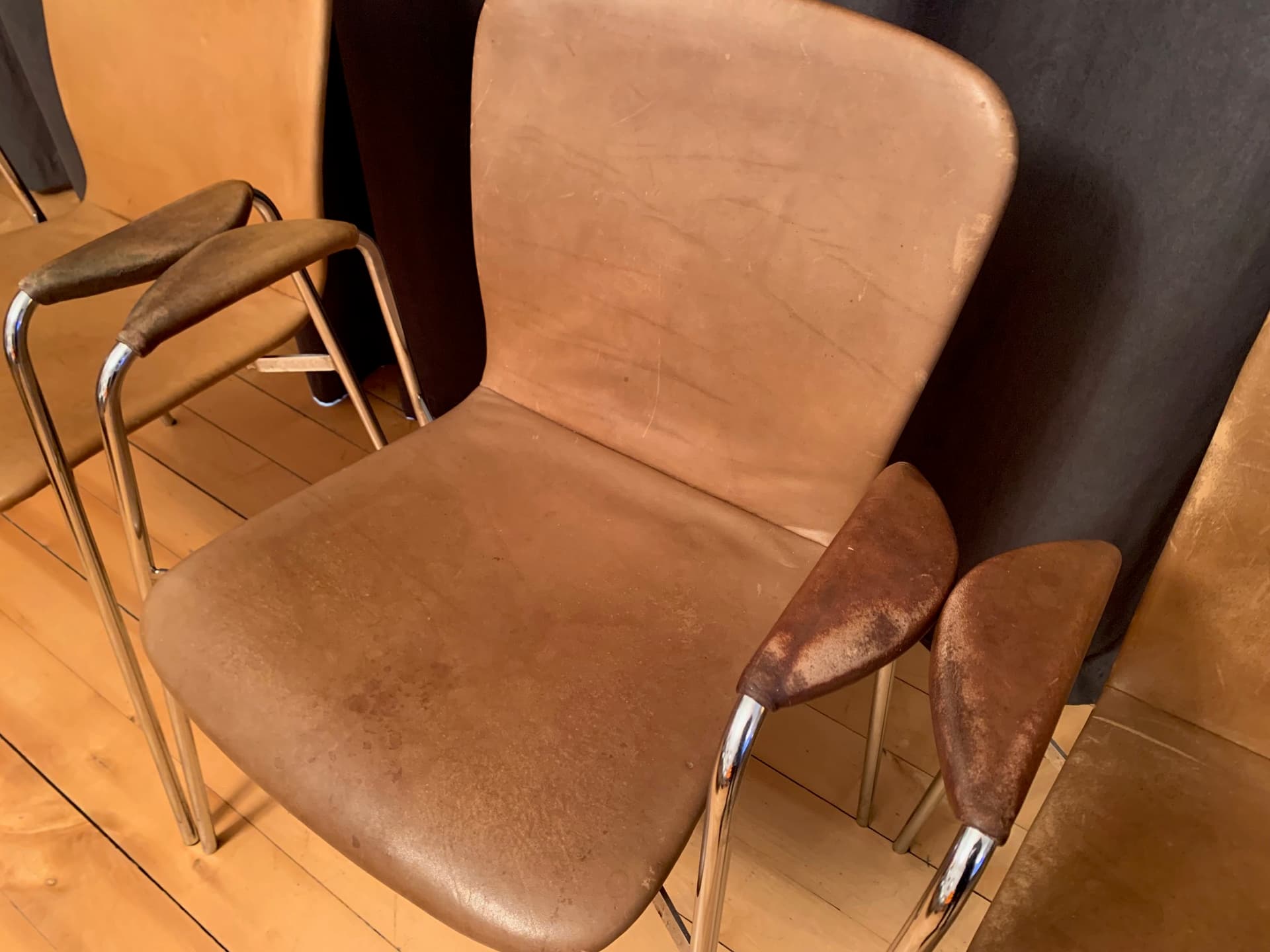 Zestaw czterech krzeseł z podłokietnikami, skóra brąz jasny, mosiądz, Włochy, lata 60. - 59323