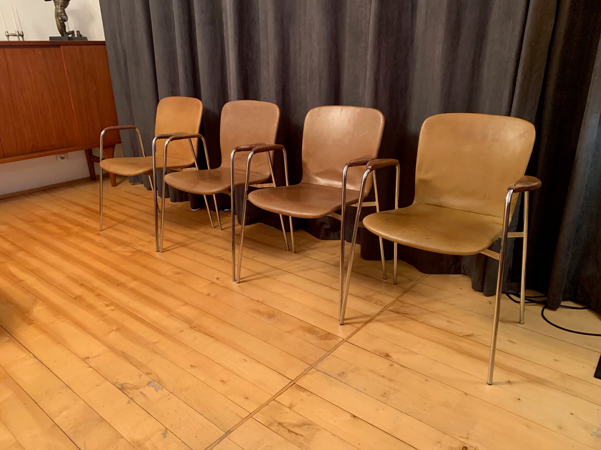 Zestaw czterech krzeseł z podłokietnikami, skóra brąz jasny, mosiądz, Włochy, lata 60. - 59318