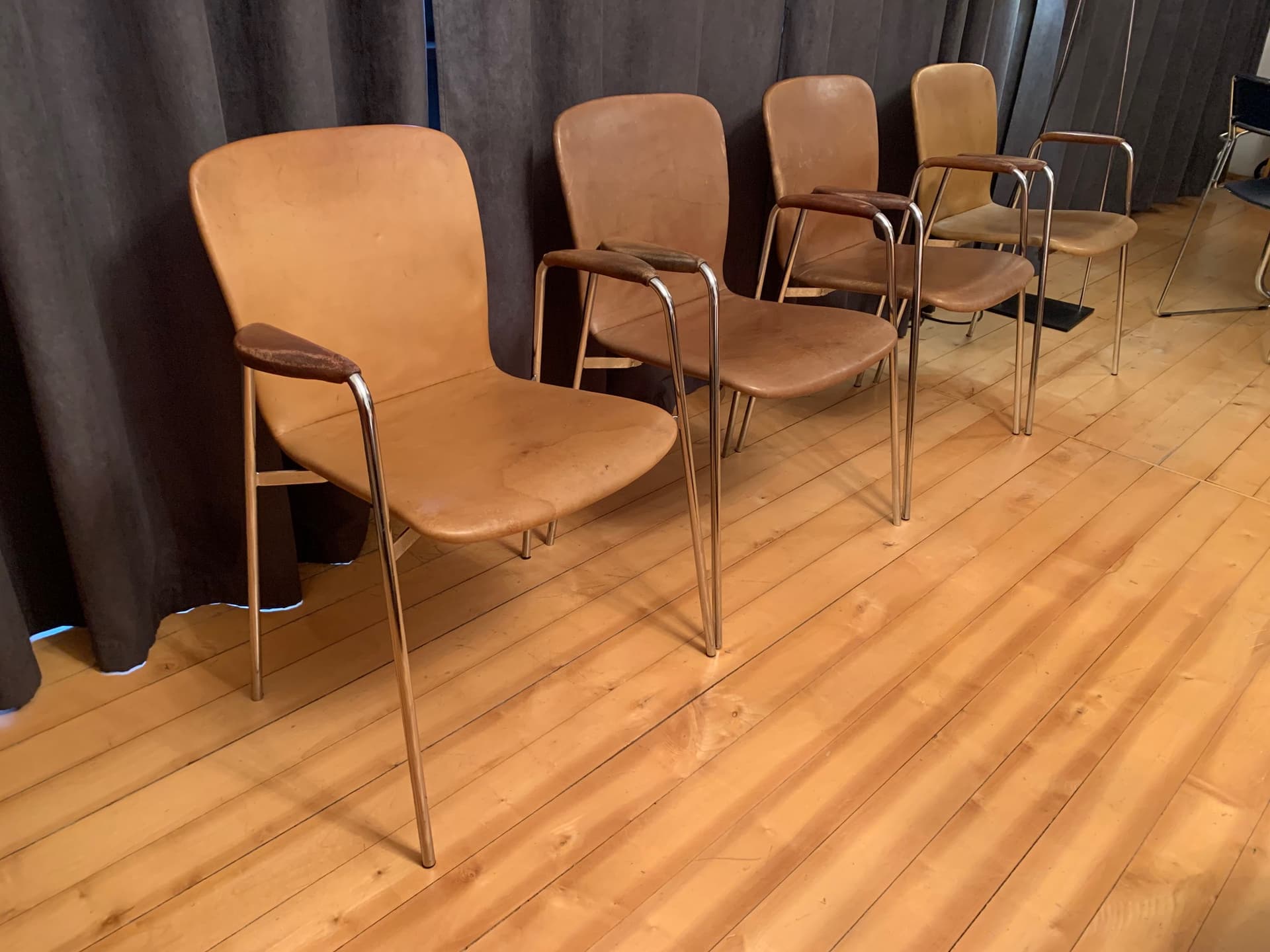 Zestaw czterech krzeseł z podłokietnikami, skóra brąz jasny, mosiądz, Włochy, lata 60. - 59320