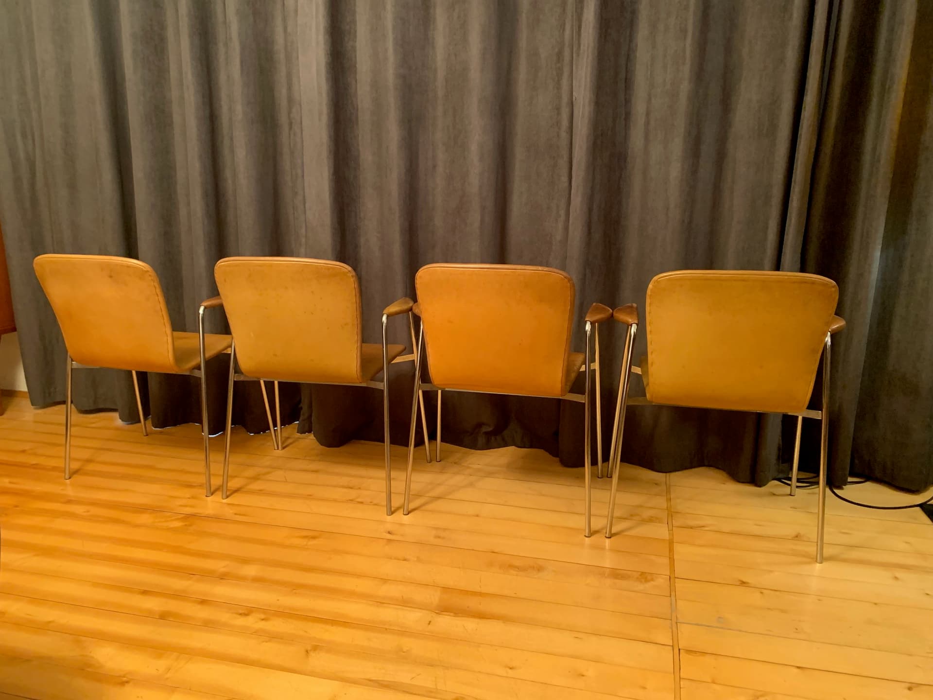 Zestaw czterech krzeseł z podłokietnikami, skóra brąz jasny, mosiądz, Włochy, lata 60. - 59321