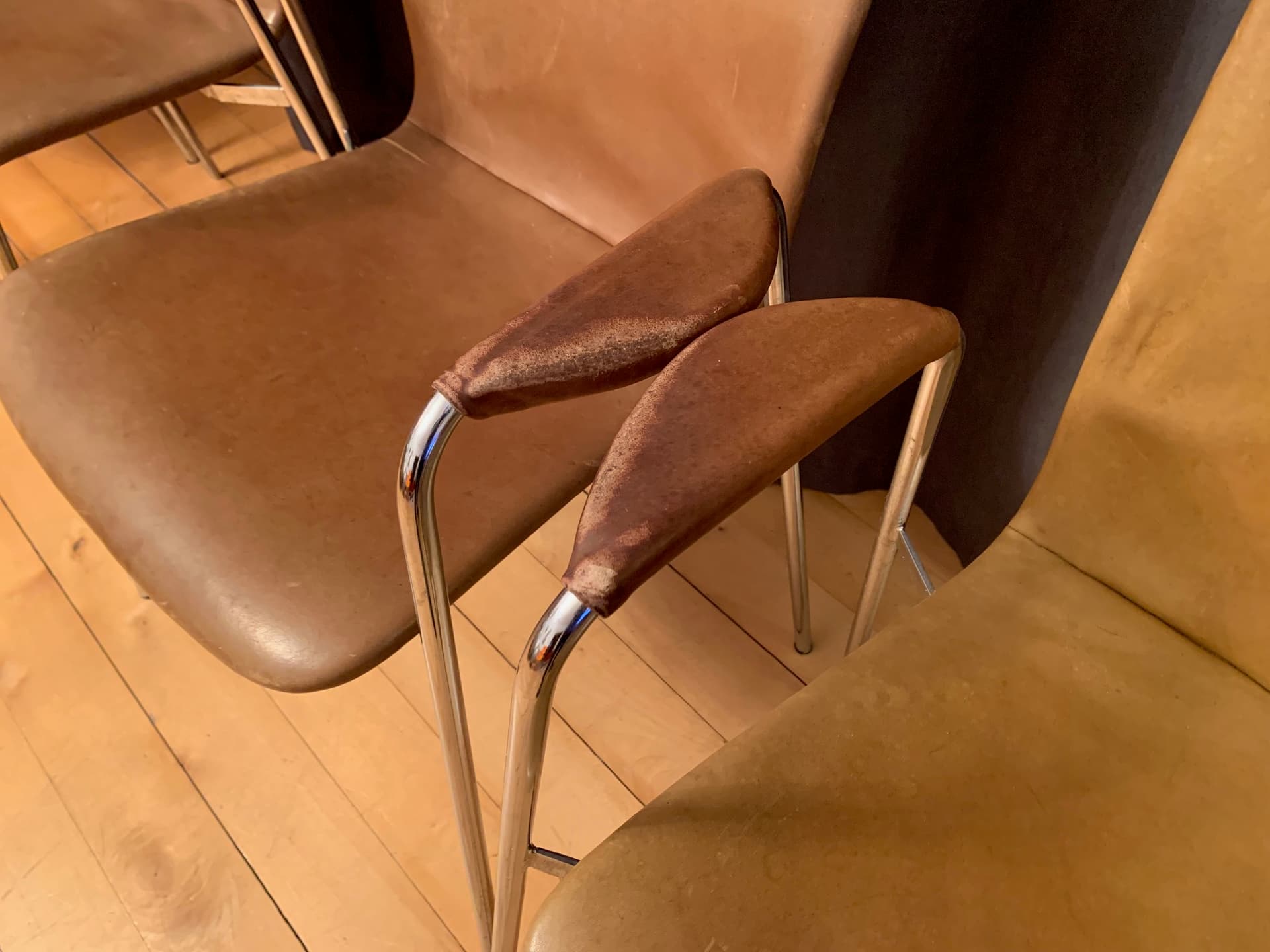 Zestaw czterech krzeseł z podłokietnikami, skóra brąz jasny, mosiądz, Włochy, lata 60. - 59325