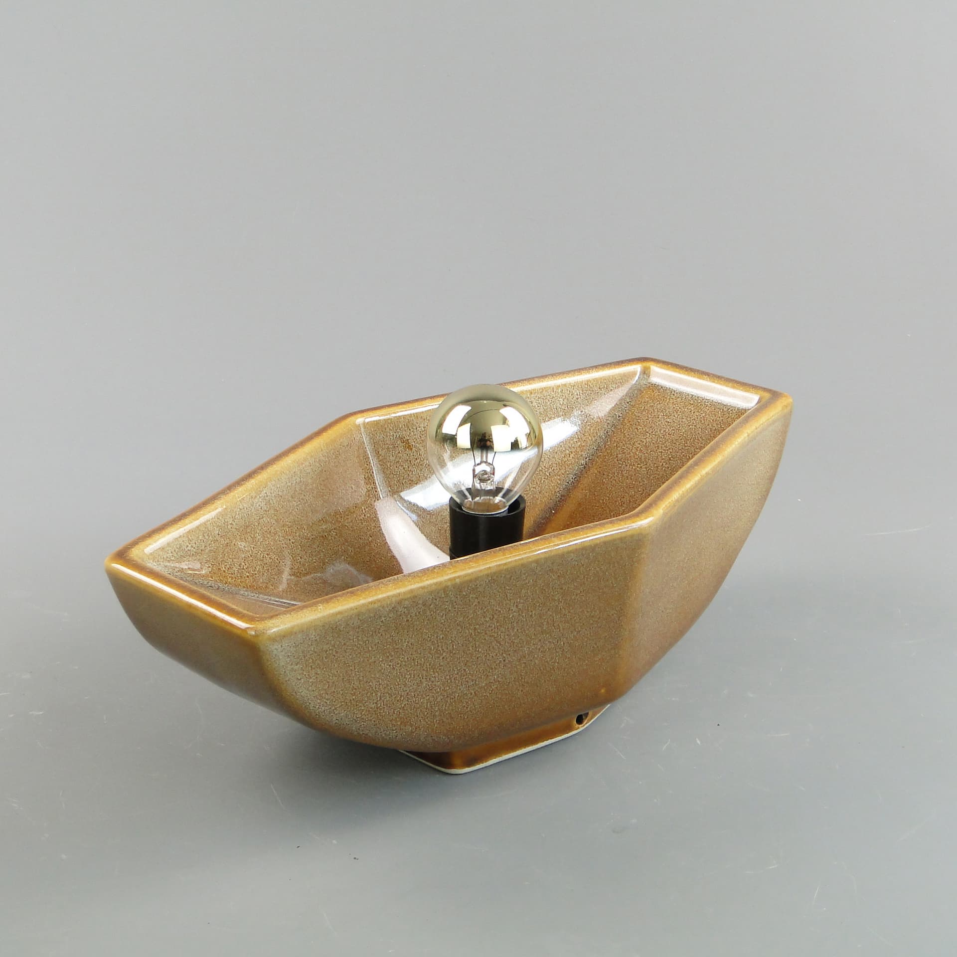 Kinkiet, ceramika brązowy, proj. A. Sadulski, Polska, lata 70. - 59764