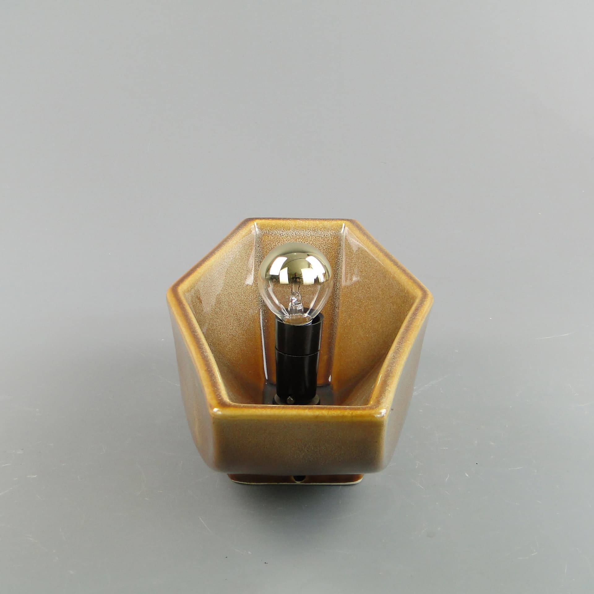 Kinkiet, ceramika brązowy, proj. A. Sadulski, Polska, lata 70. - 59765