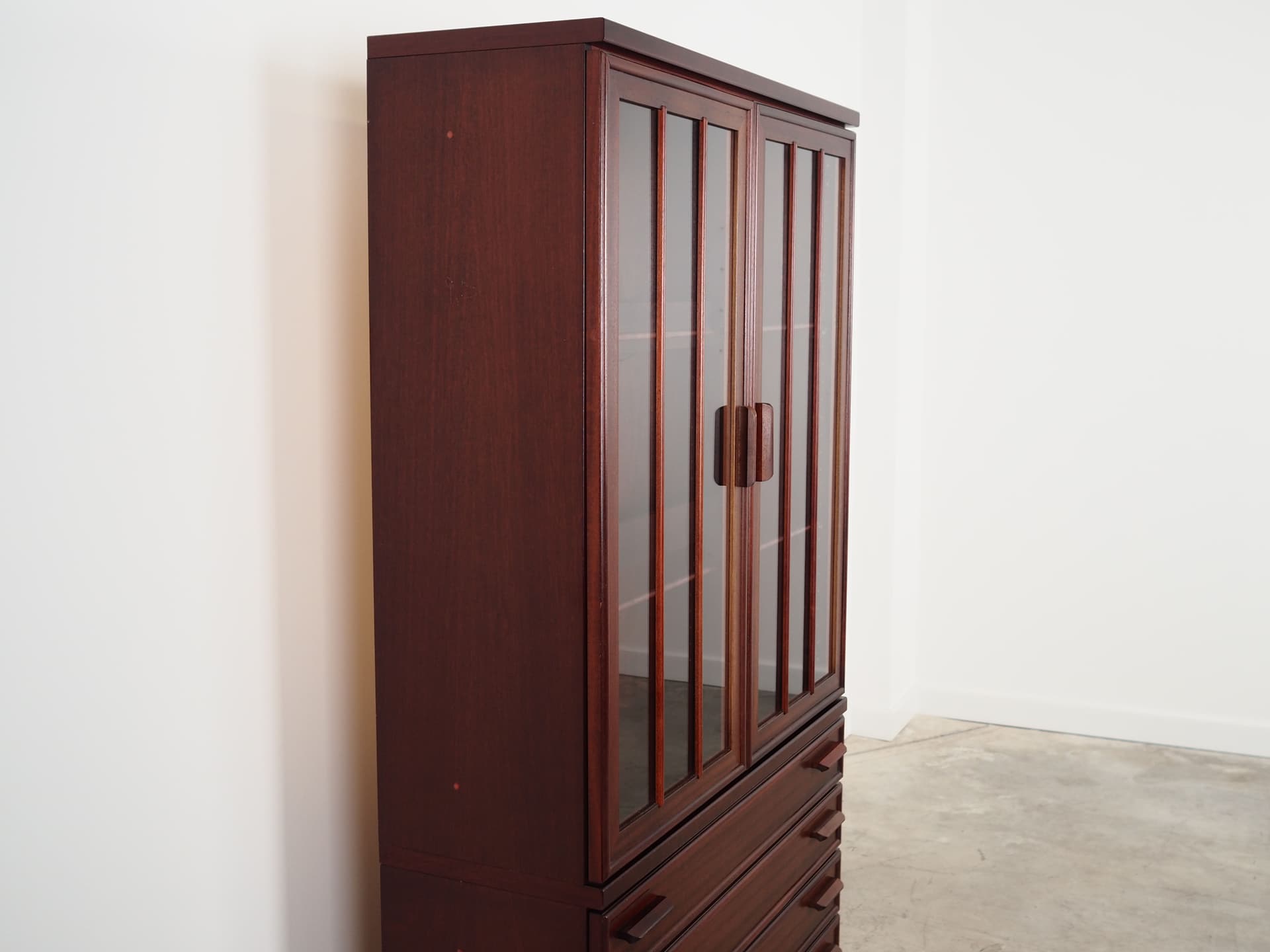 Witryna, mahon ciemnobrązowy, szkło, Dania, lata 70. - 59867