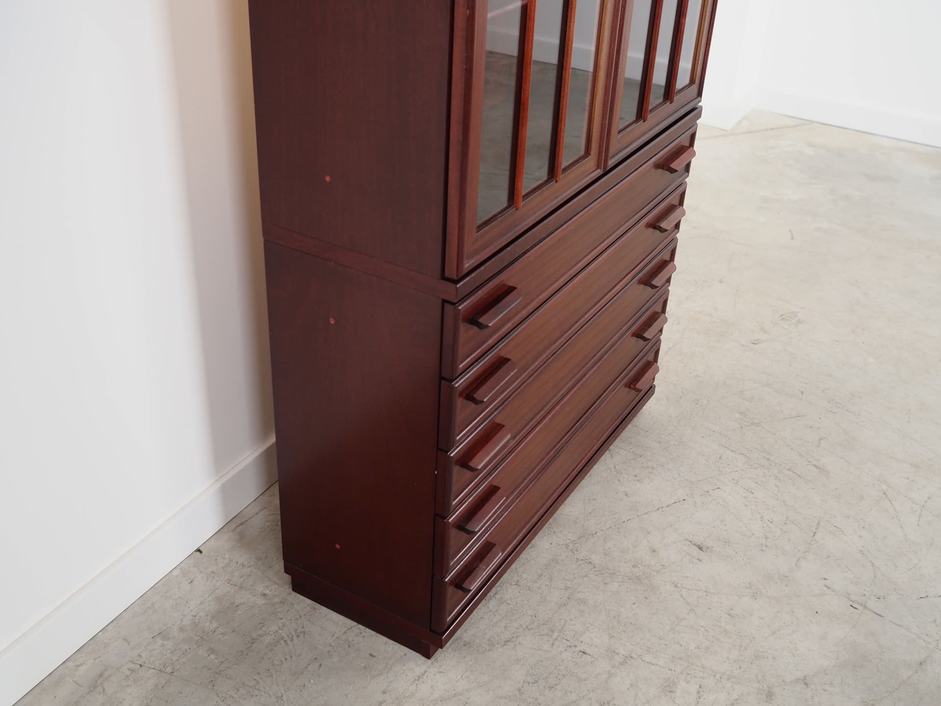 Witryna, mahon ciemnobrązowy, szkło, Dania, lata 70. - 59866