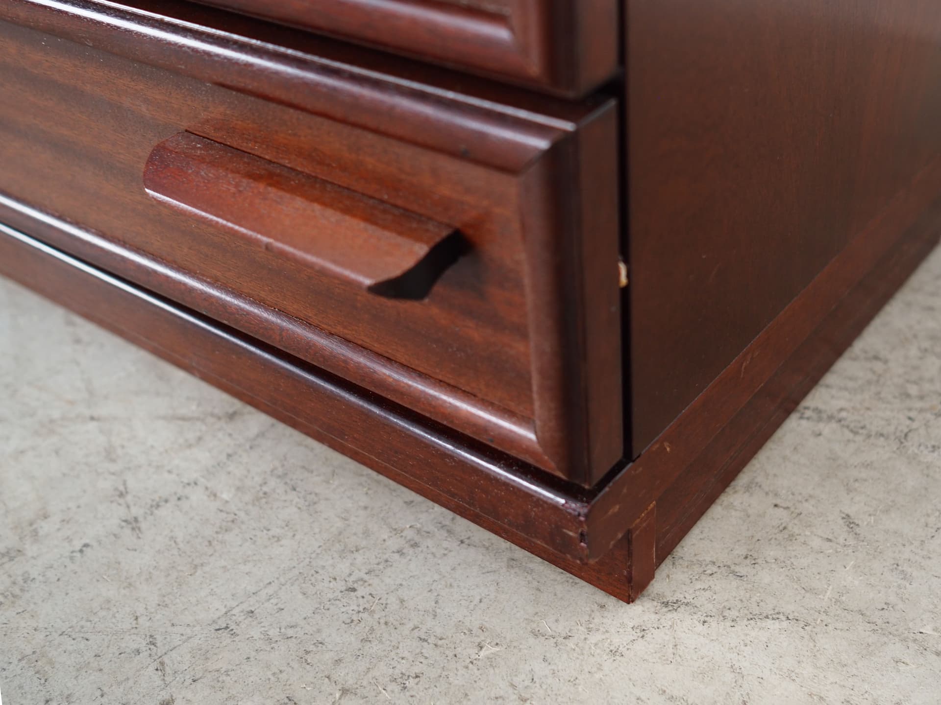 Witryna, mahon ciemnobrązowy, szkło, Dania, lata 70. - 59875