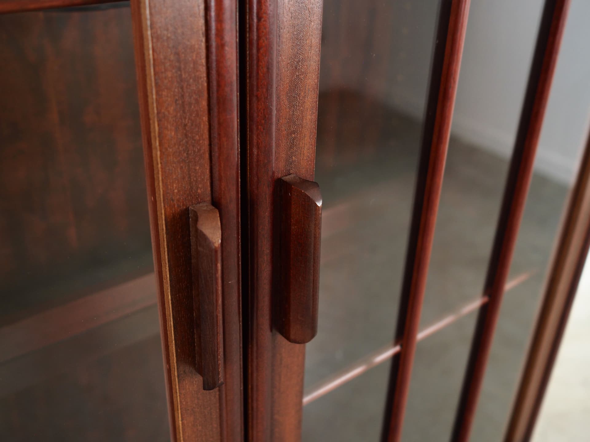 Witryna, mahon ciemnobrązowy, szkło, Dania, lata 70. - 59869