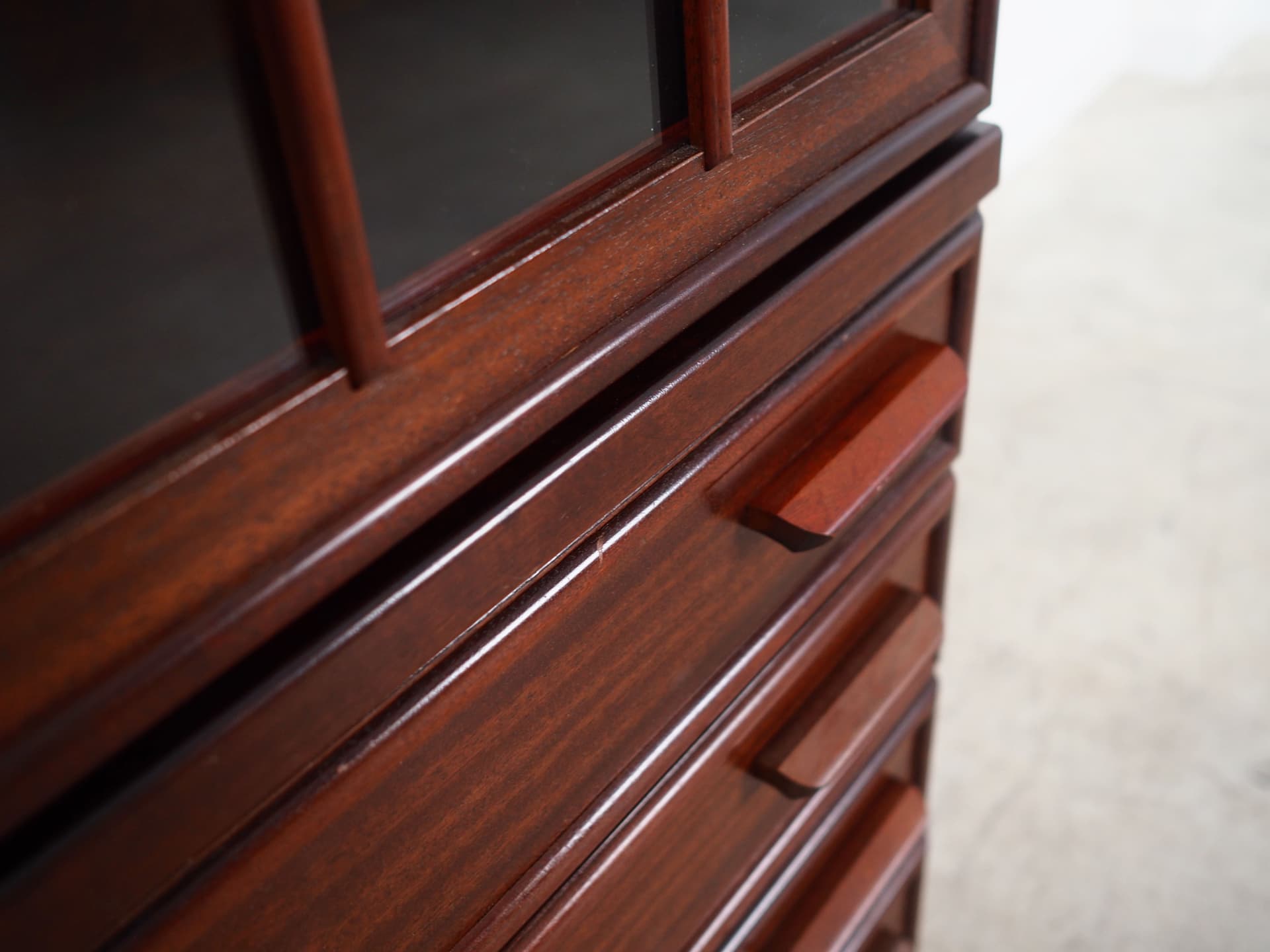 Witryna, mahon ciemnobrązowy, szkło, Dania, lata 70. - 59870