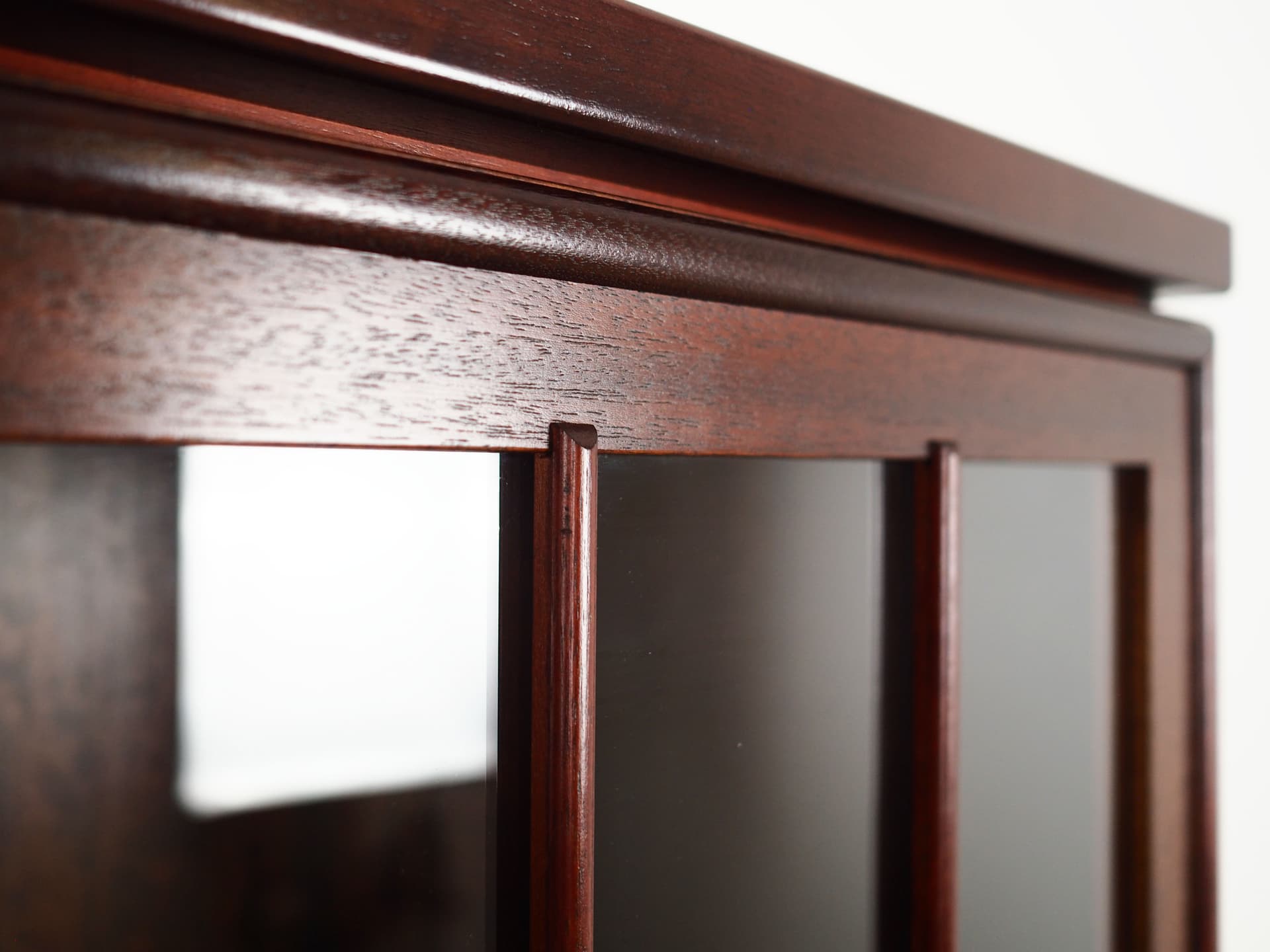 Witryna, mahon ciemnobrązowy, szkło, Dania, lata 70. - 59871