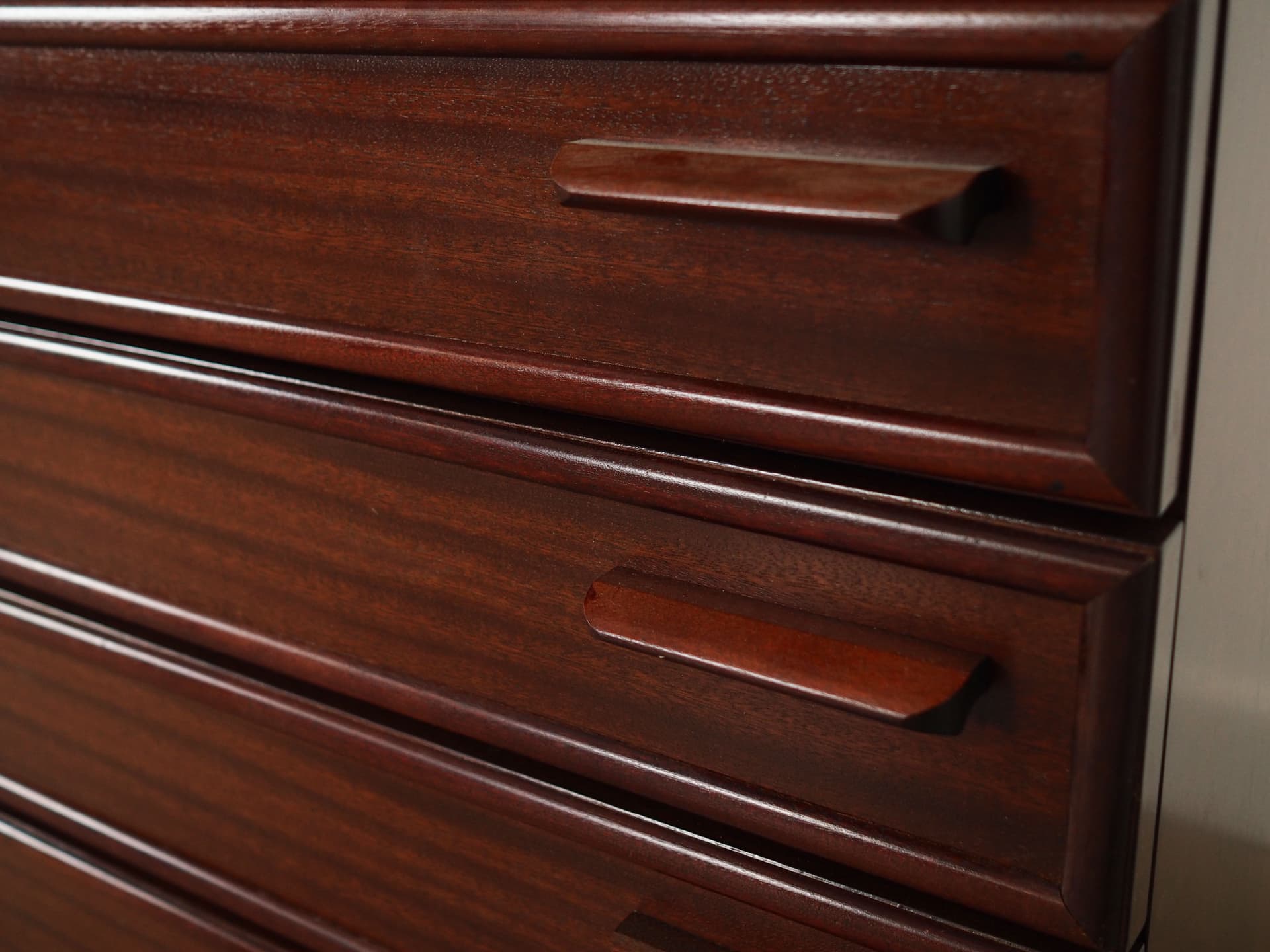 Witryna, mahon ciemnobrązowy, szkło, Dania, lata 70. - 59874