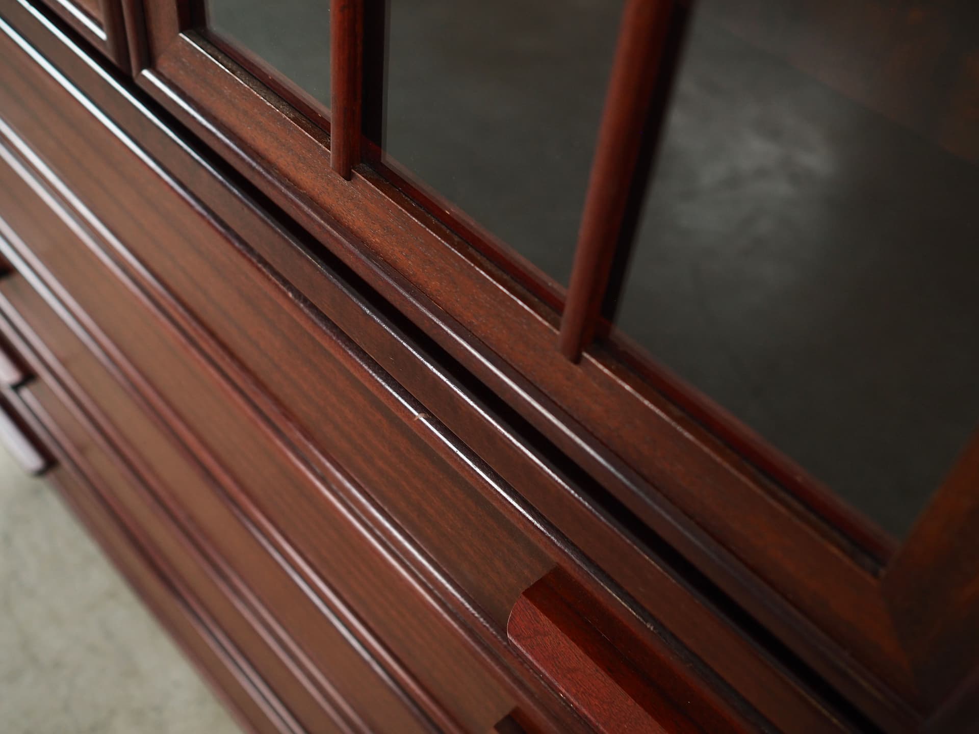 Witryna, mahon ciemnobrązowy, szkło, Dania, lata 70. - 59873