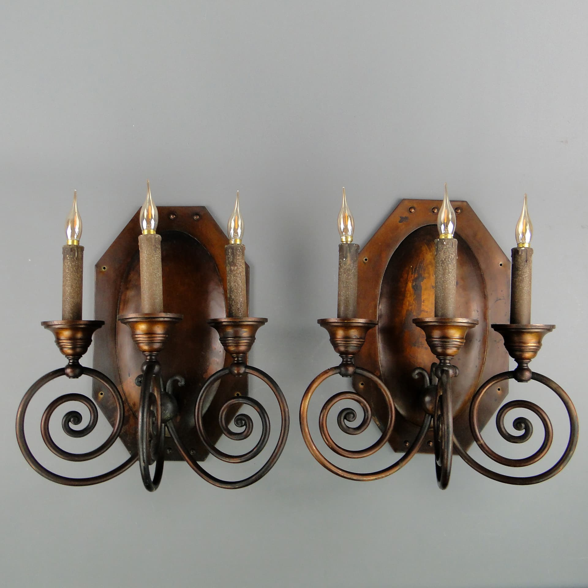 Para kinkietów secesyjnych, mosiądz ciemnobrązowy, Polska, początek XX w. - 59979