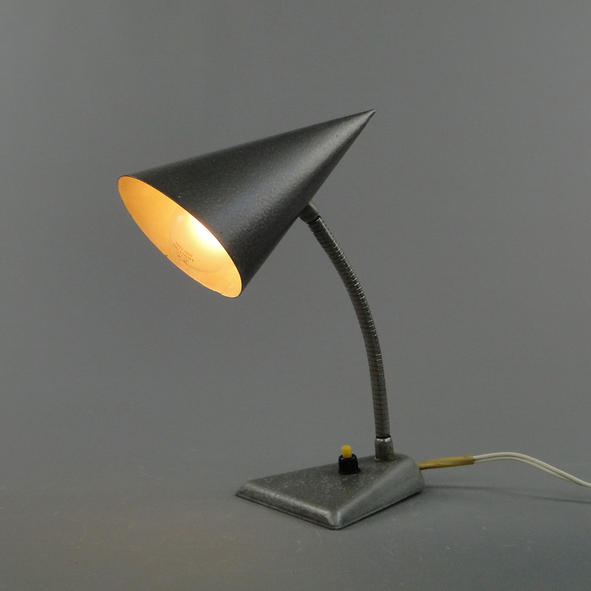 Lampa stołowa Rożek, szary, metal, Zakłady Sprzętu Oświetleniowego Zaos, Polska, lata 60. - 60063