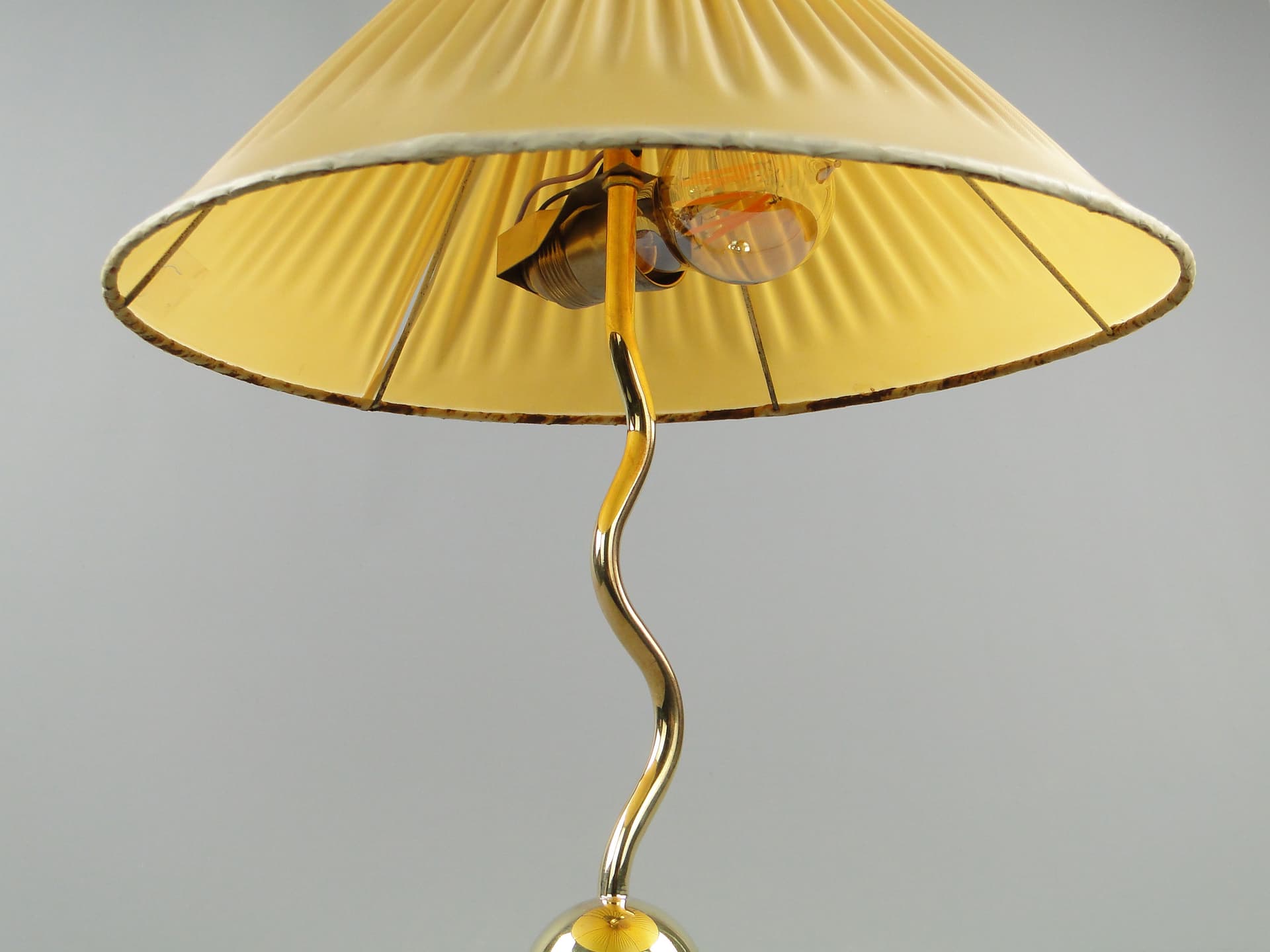 Lampa stołowa Art déco, beżowy abażur, mosiądz, Francja, lata 40. - 60387