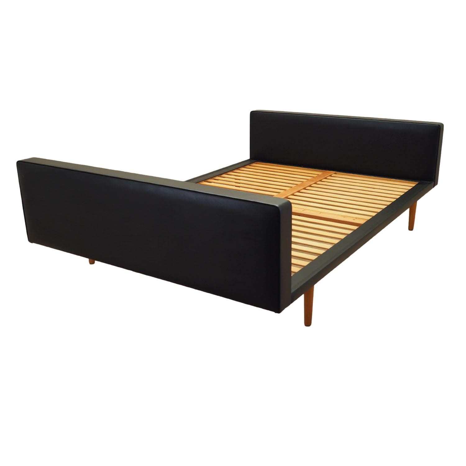 Łóżko tapicerowane, czarna ekoskóra, drewno, Dania, lata 60.