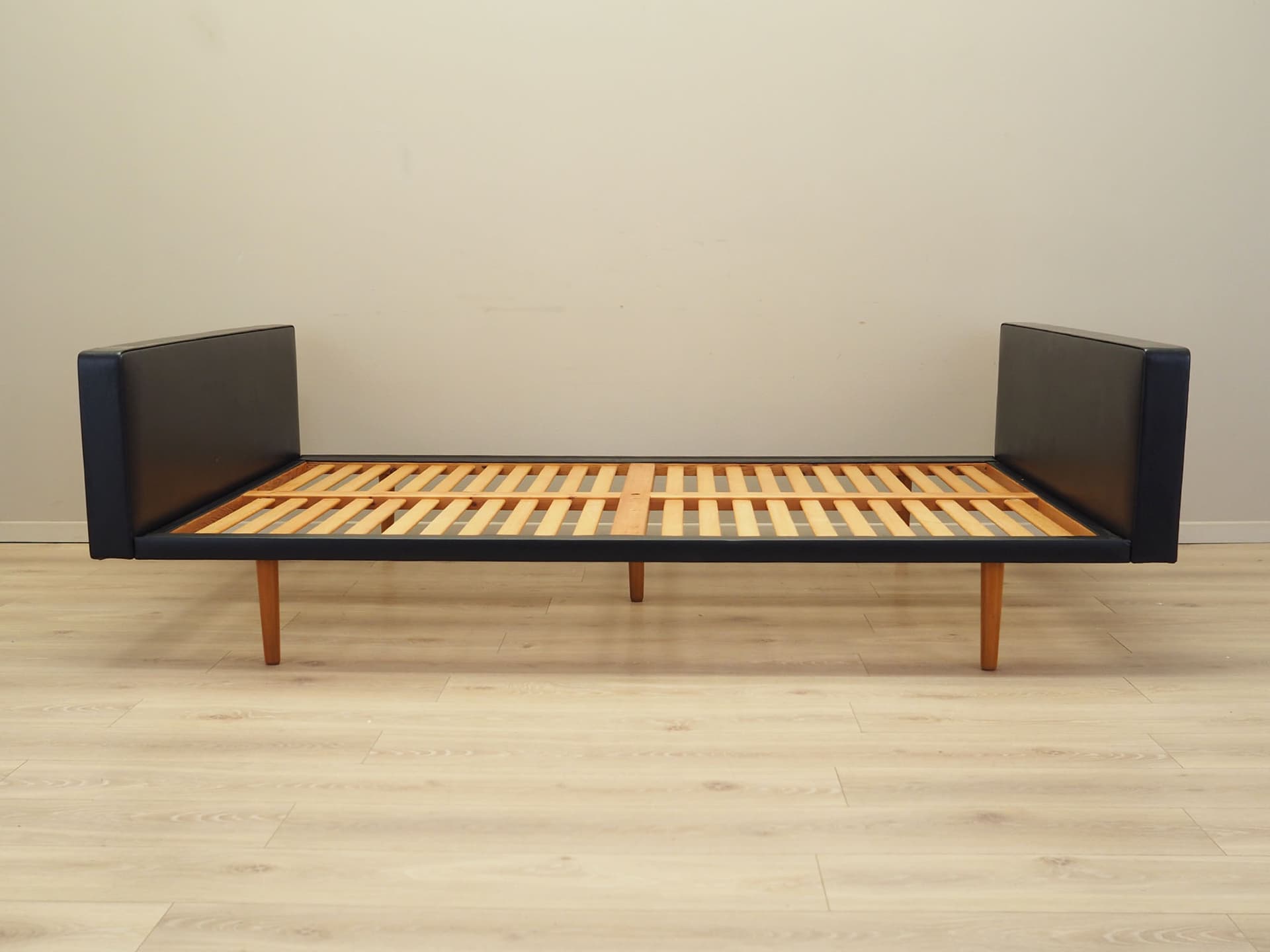 Łóżko tapicerowane, czarna ekoskóra, drewno, Dania, lata 60. - 60462
