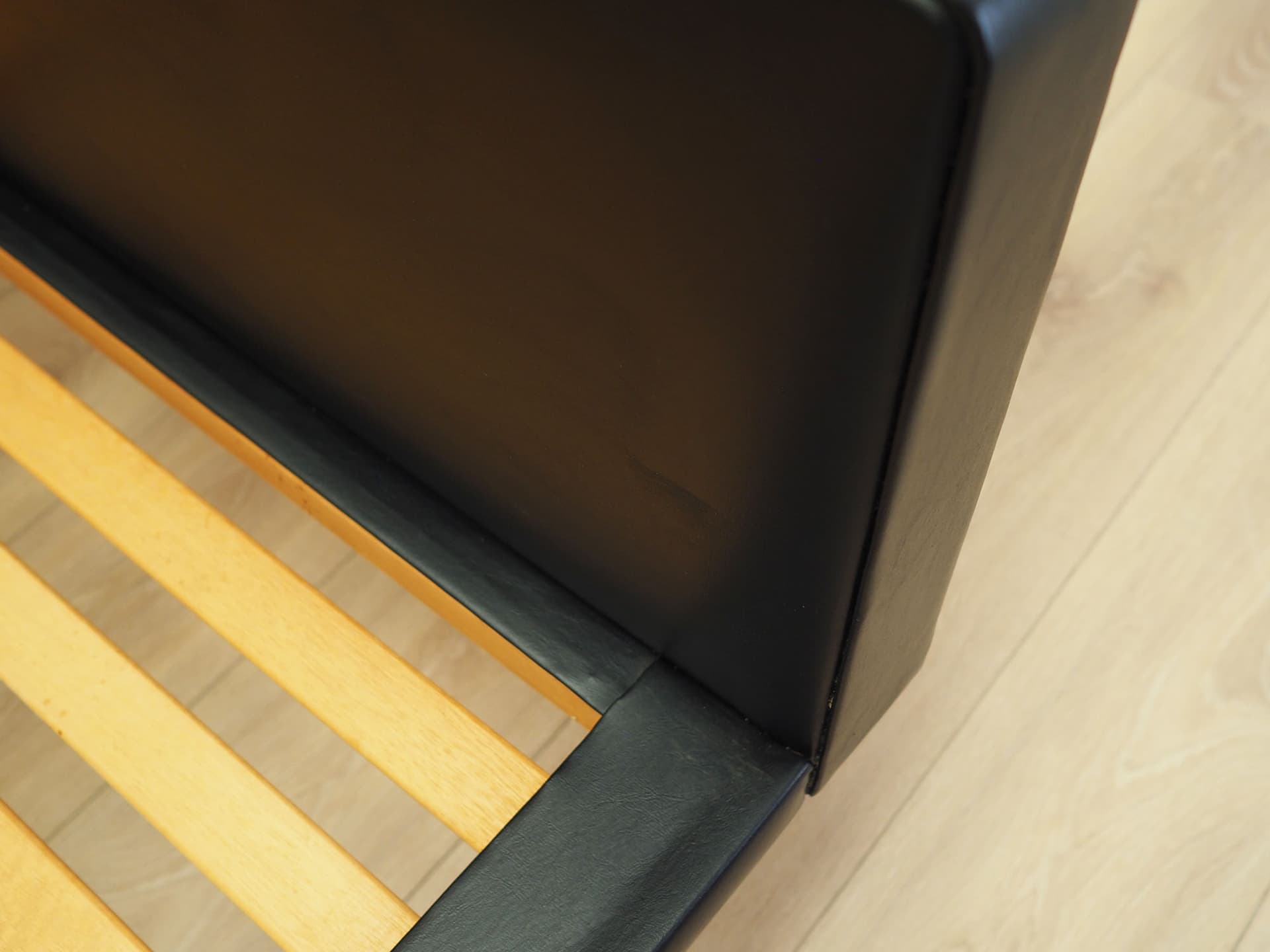 Łóżko tapicerowane, czarna ekoskóra, drewno, Dania, lata 60. - 60465