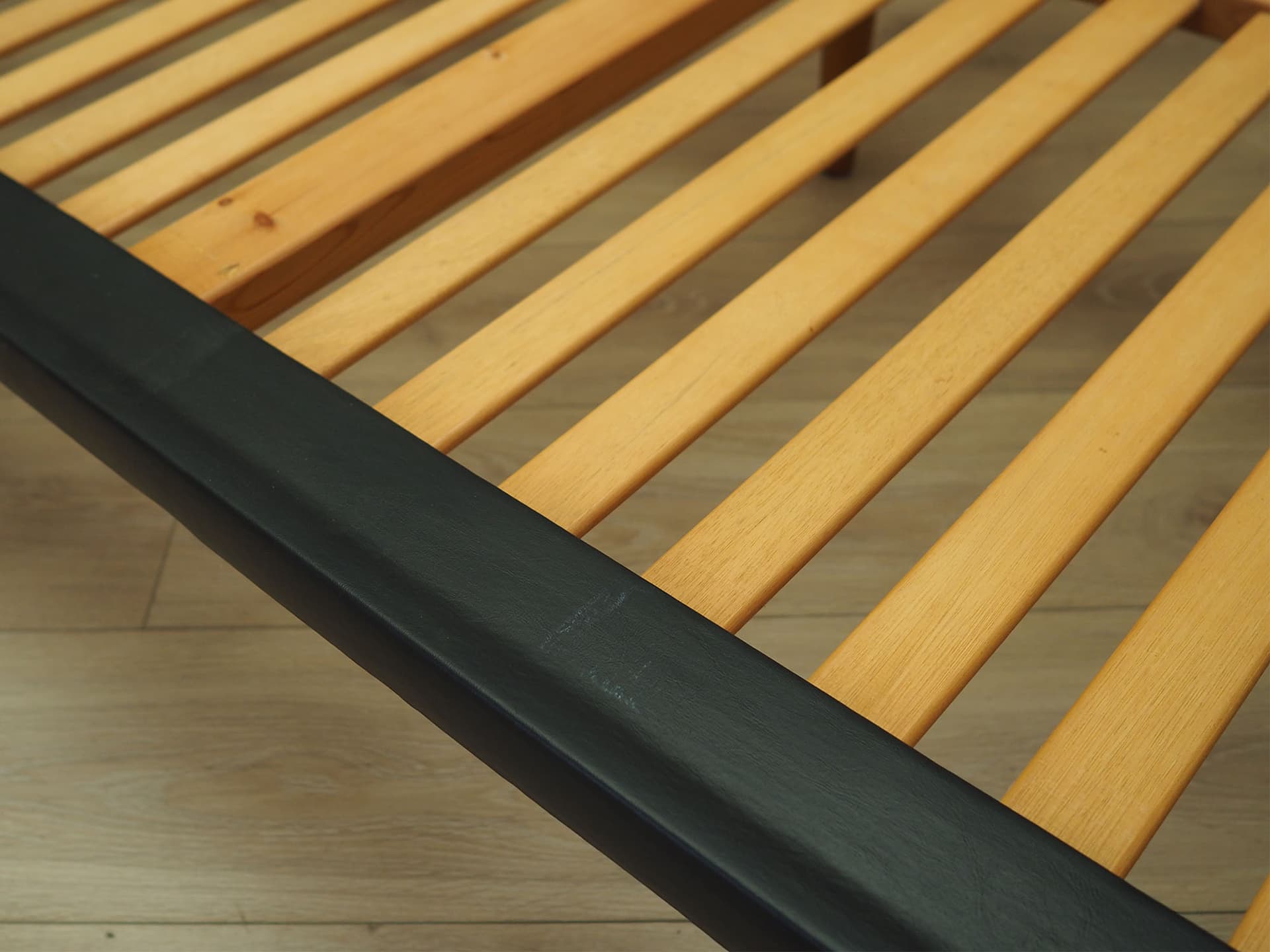 Łóżko tapicerowane, czarna ekoskóra, drewno, Dania, lata 60. - 60473