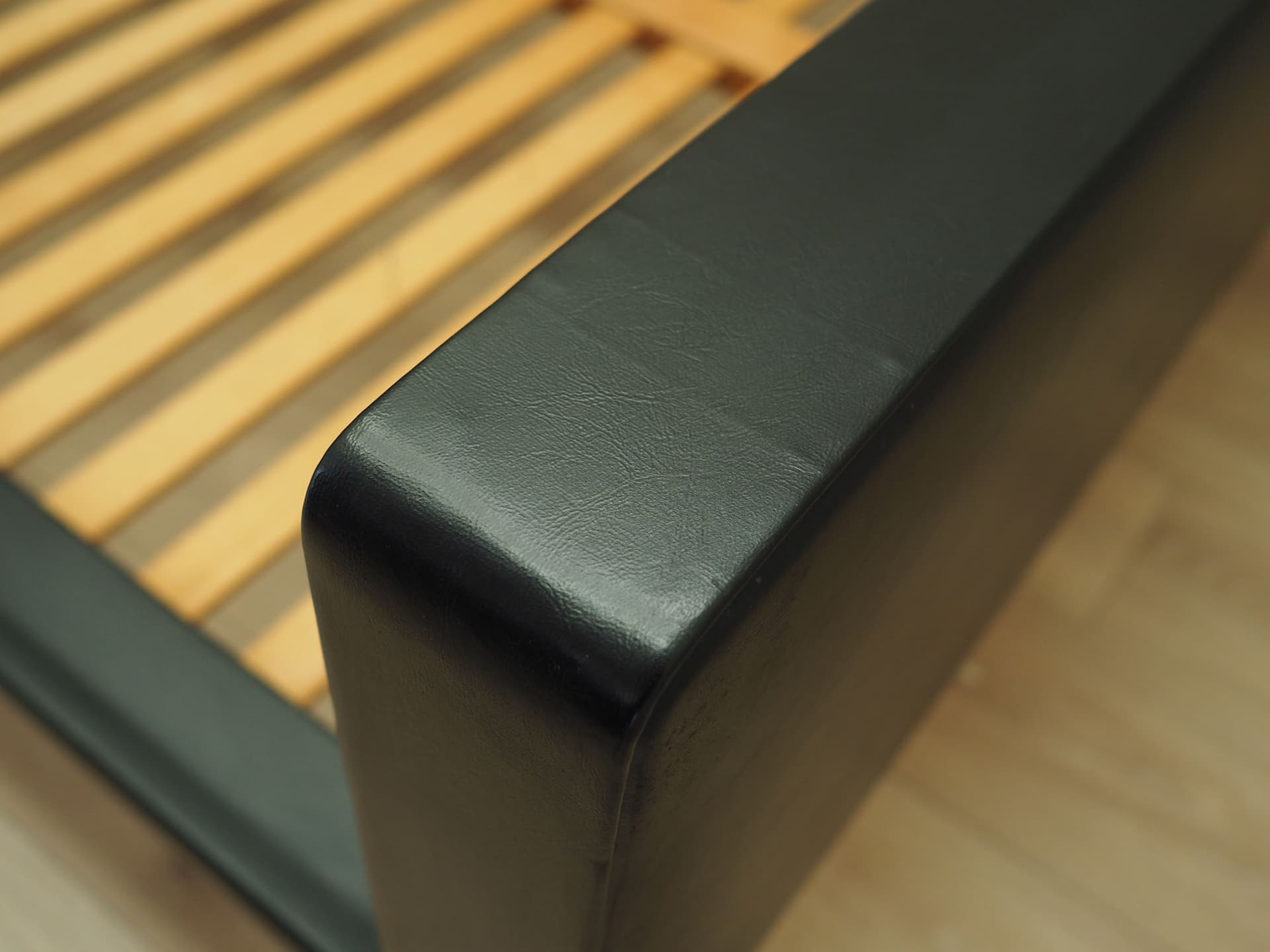 Łóżko tapicerowane, czarna ekoskóra, drewno, Dania, lata 60. - 60466