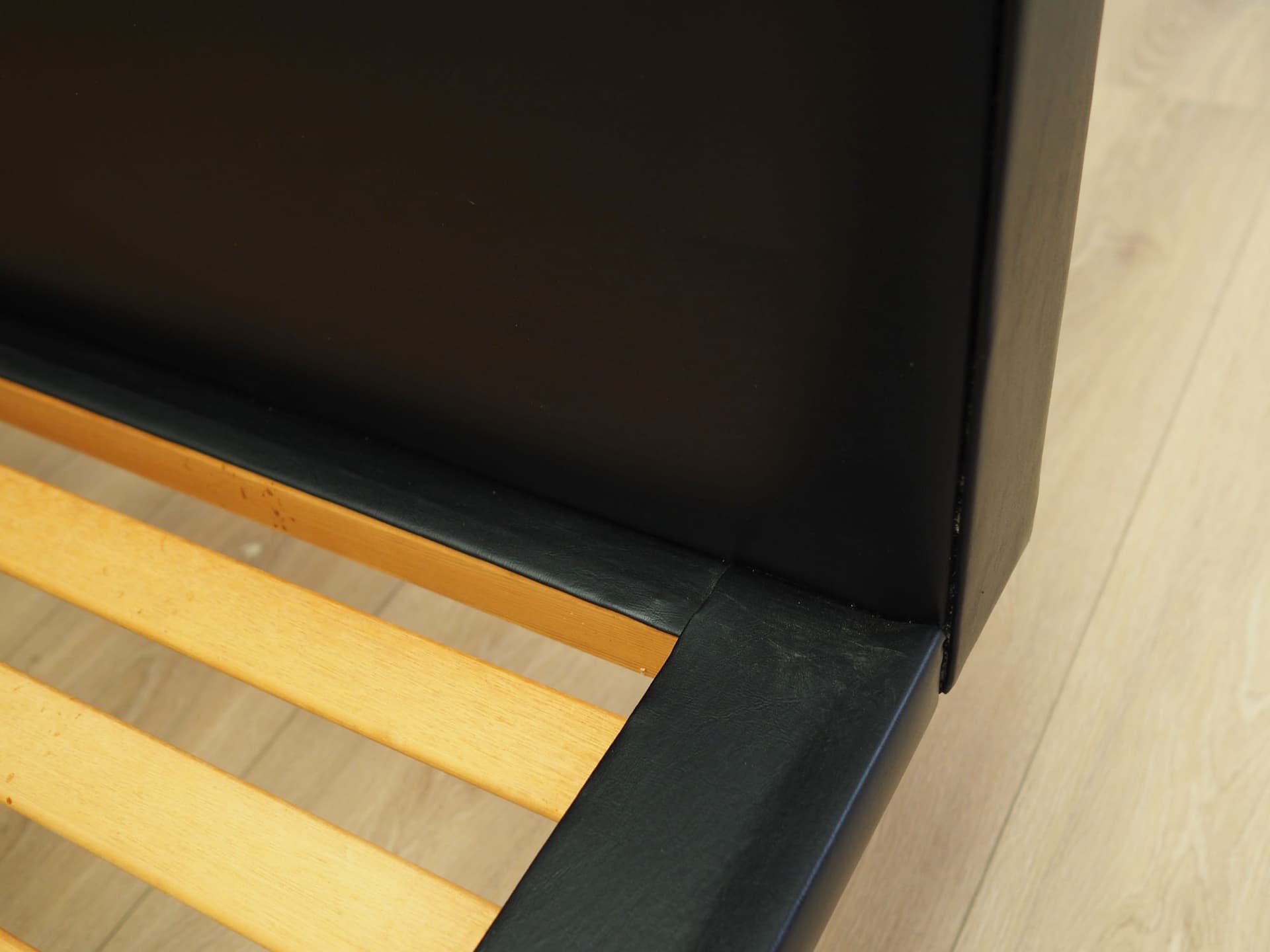 Łóżko tapicerowane, czarna ekoskóra, drewno, Dania, lata 60. - 60464