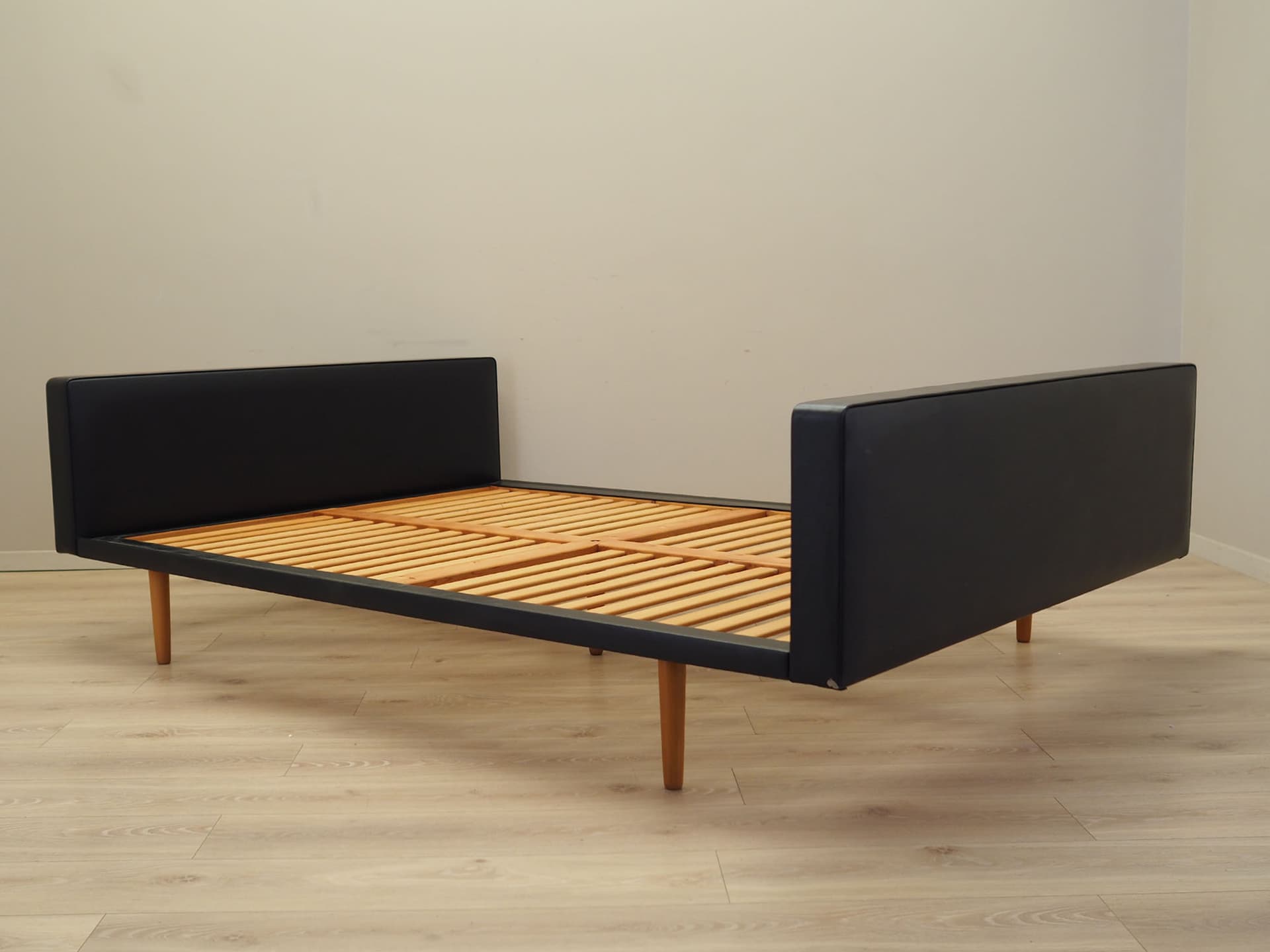 Łóżko tapicerowane, czarna ekoskóra, drewno, Dania, lata 60. - 60471