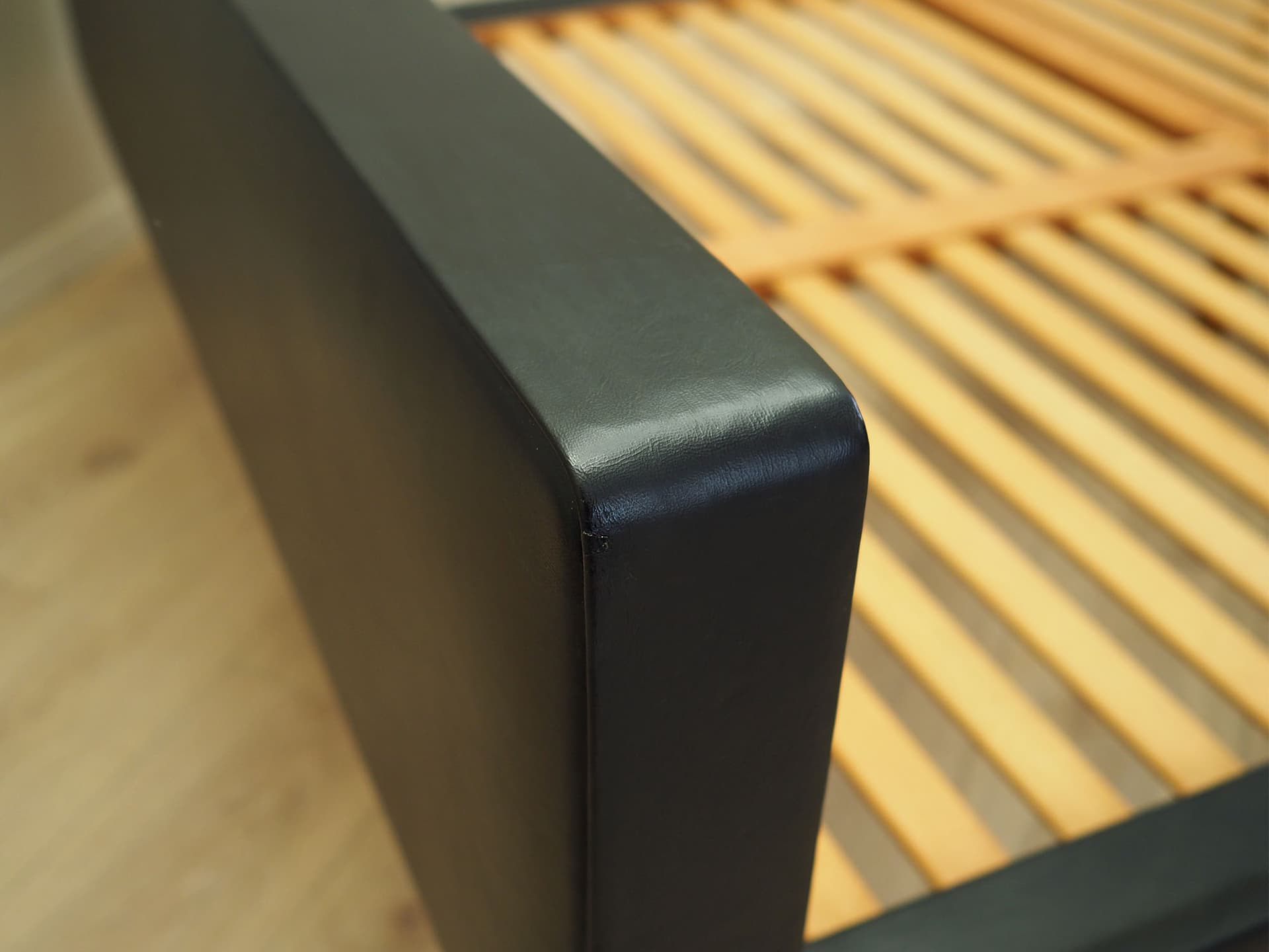 Łóżko tapicerowane, czarna ekoskóra, drewno, Dania, lata 60. - 60474