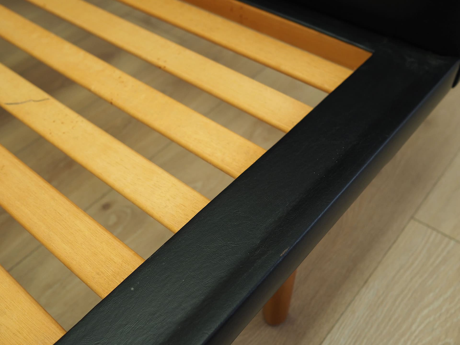 Łóżko tapicerowane, czarna ekoskóra, drewno, Dania, lata 60. - 60463