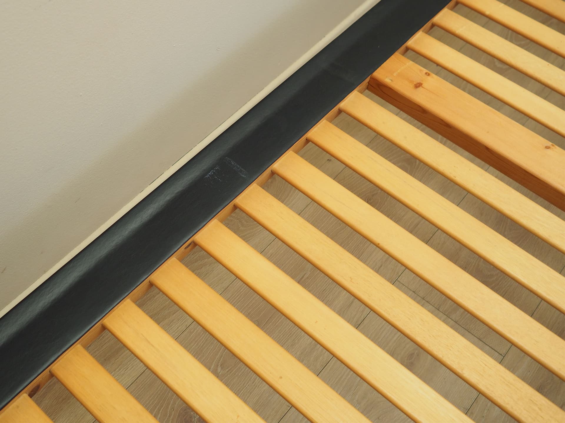 Łóżko tapicerowane, czarna ekoskóra, drewno, Dania, lata 60. - 60469