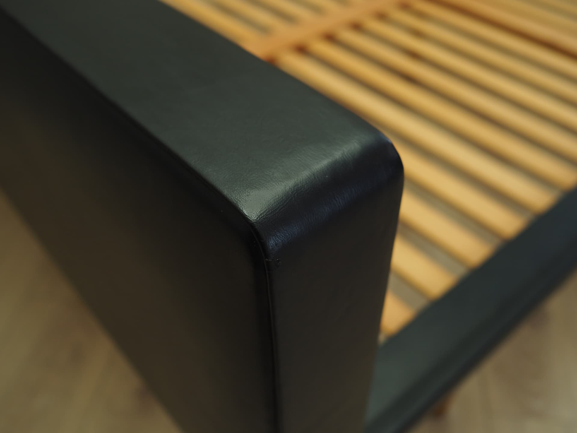 Łóżko tapicerowane, czarna ekoskóra, drewno, Dania, lata 60. - 60475