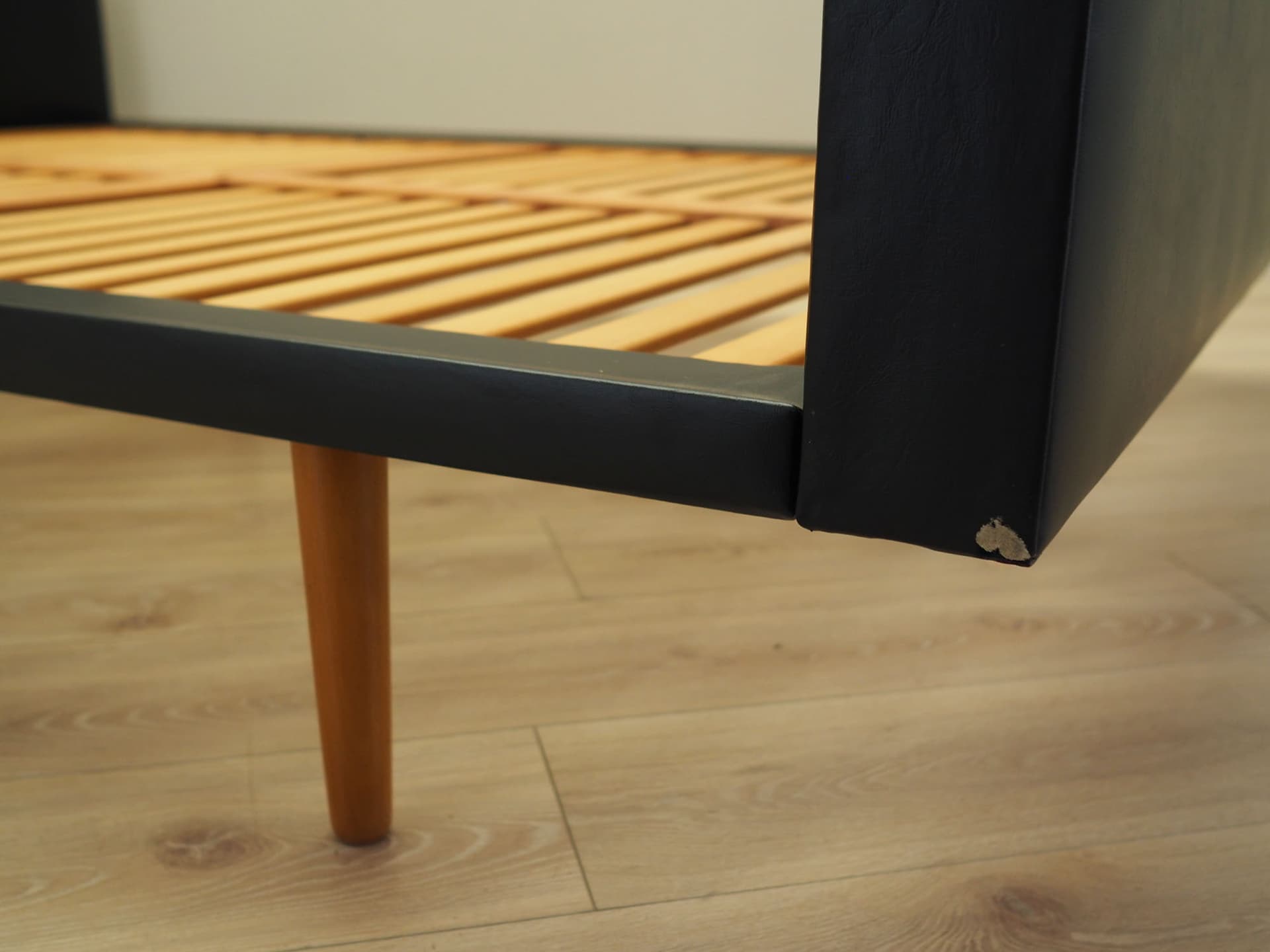 Łóżko tapicerowane, czarna ekoskóra, drewno, Dania, lata 60. - 60472