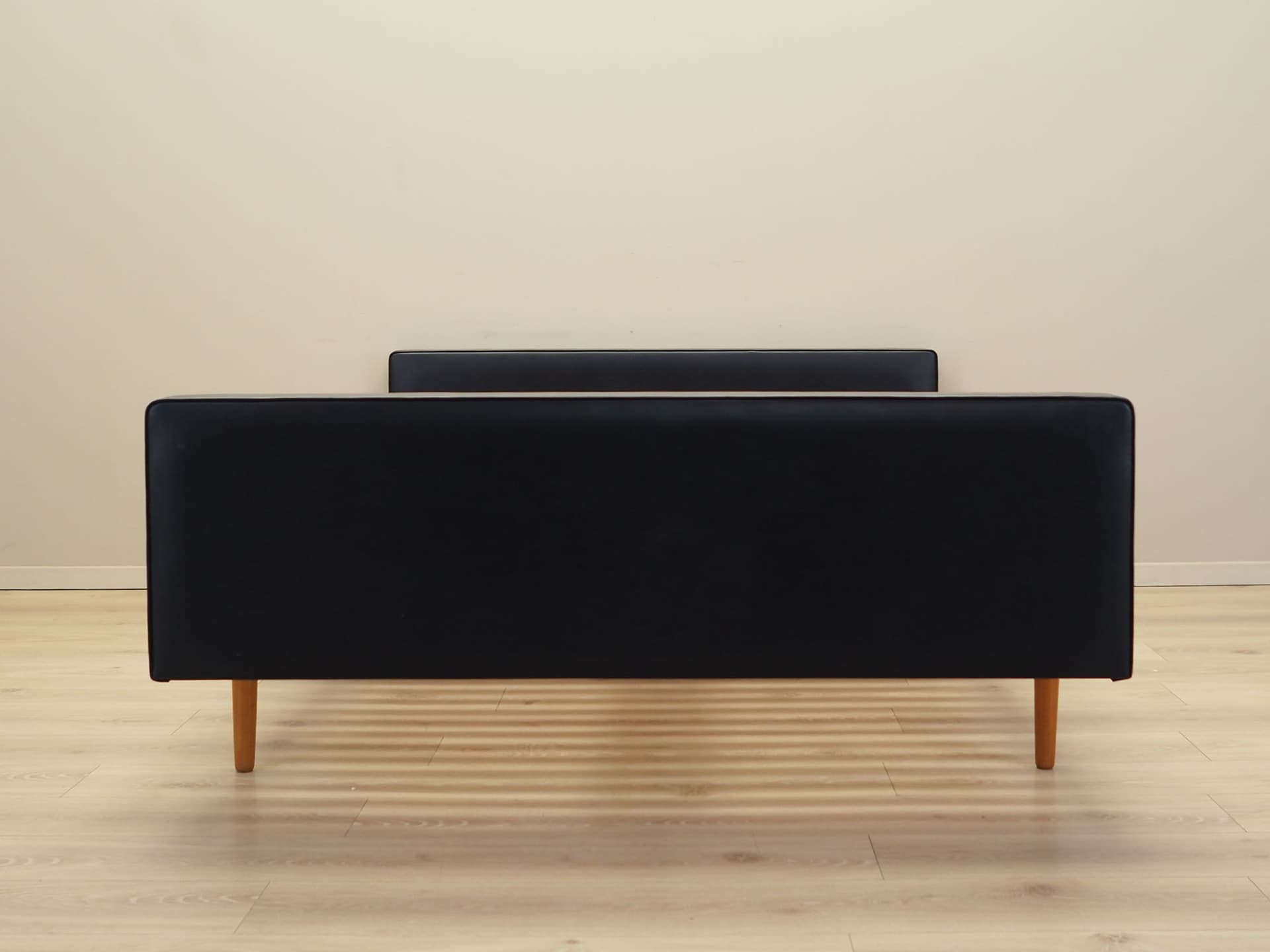 Łóżko tapicerowane, czarna ekoskóra, drewno, Dania, lata 60. - 60470