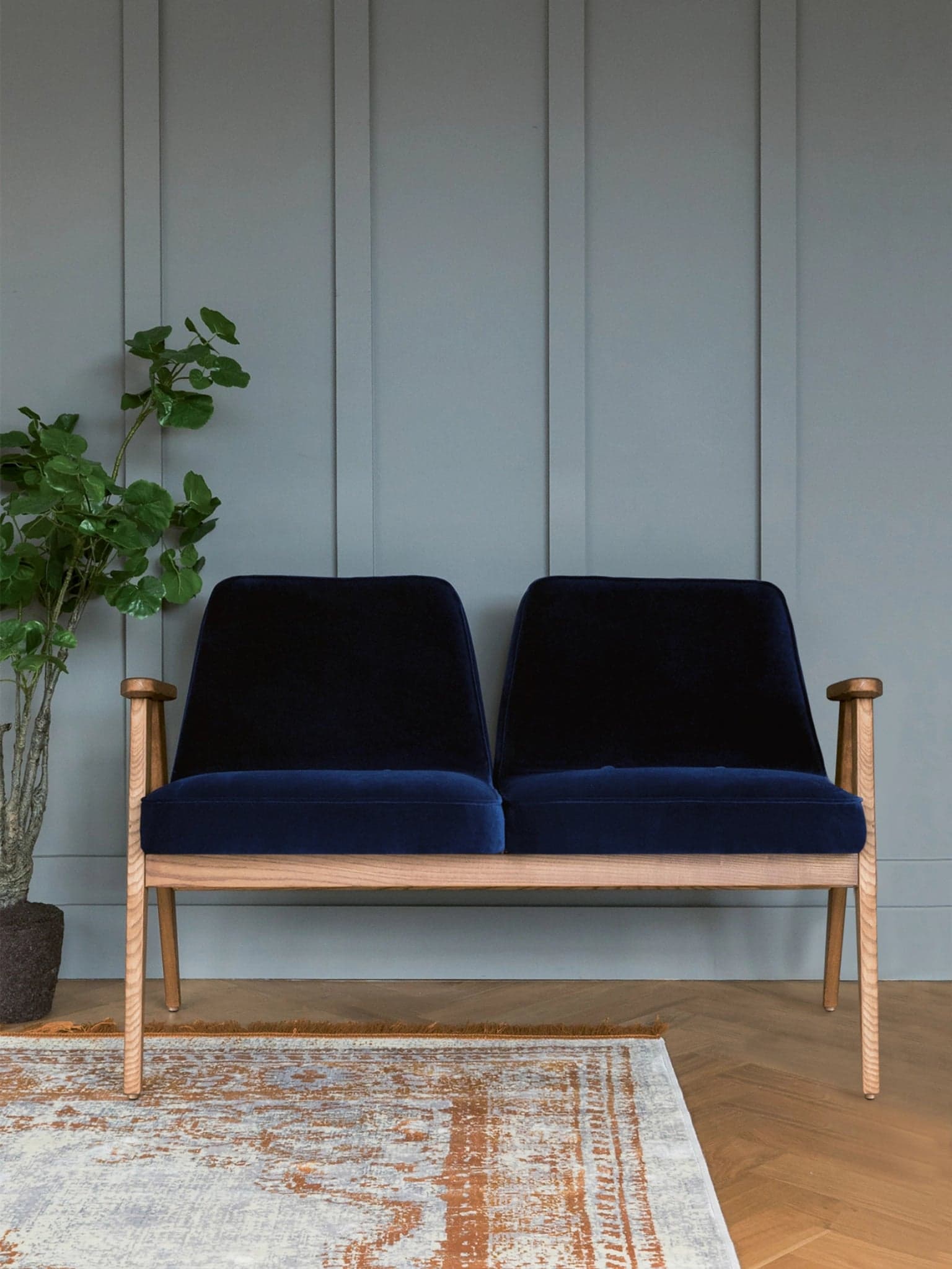 Sofa dwuosobowa 366, Velvet Bottle Green, dąb 03 Dark, proj. J. Chierowski, 366 Concept - 65393