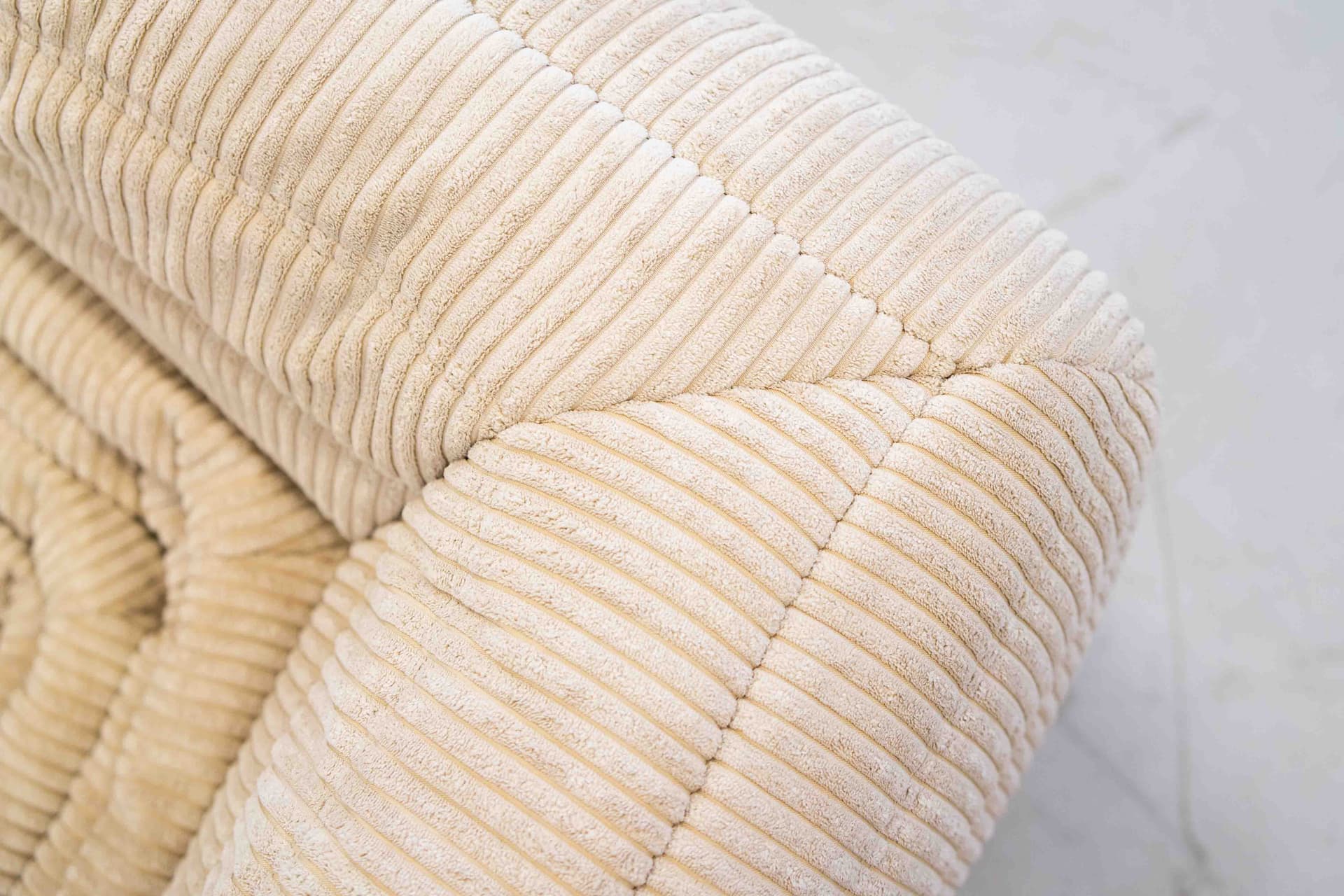 Sofa Togo z podłokietnikami, cord beżowy - 102526